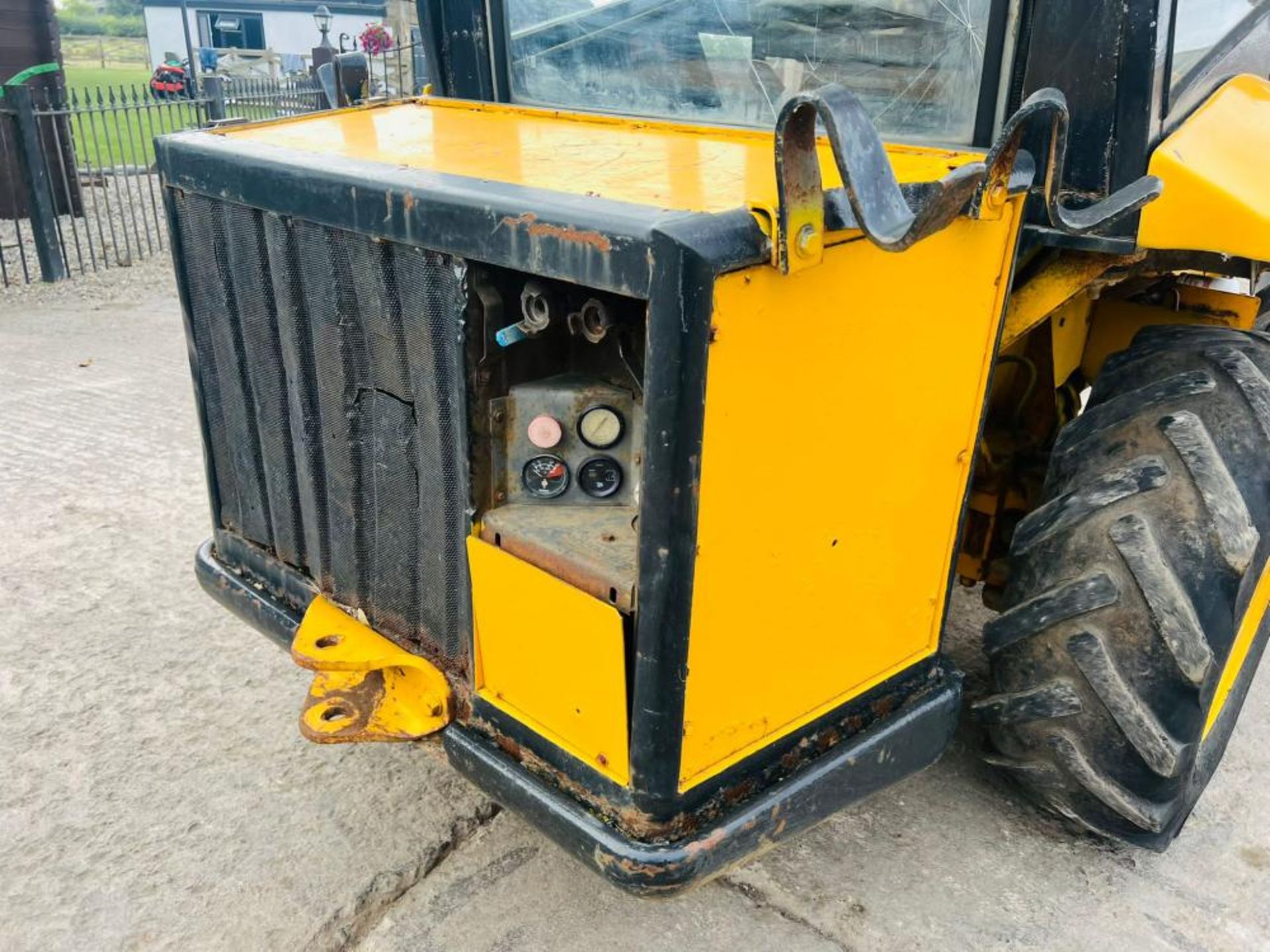 JCB 2CX 4WD AIRMASTER LOADING SHOVEL C/W SIDE TIP BUCKET - Image 6 of 17