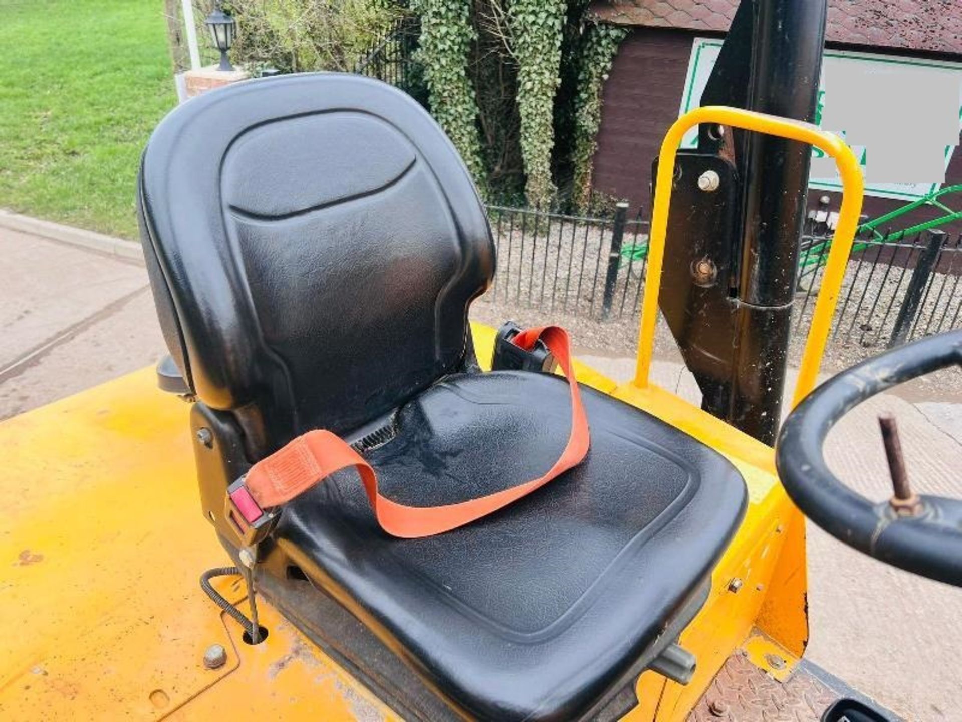 JCB 9TFT POWERSHUTTLE 4WD DUMPER * YEAR 2015 , 2909 HOURS * C/W ROLE BAR - Image 9 of 14