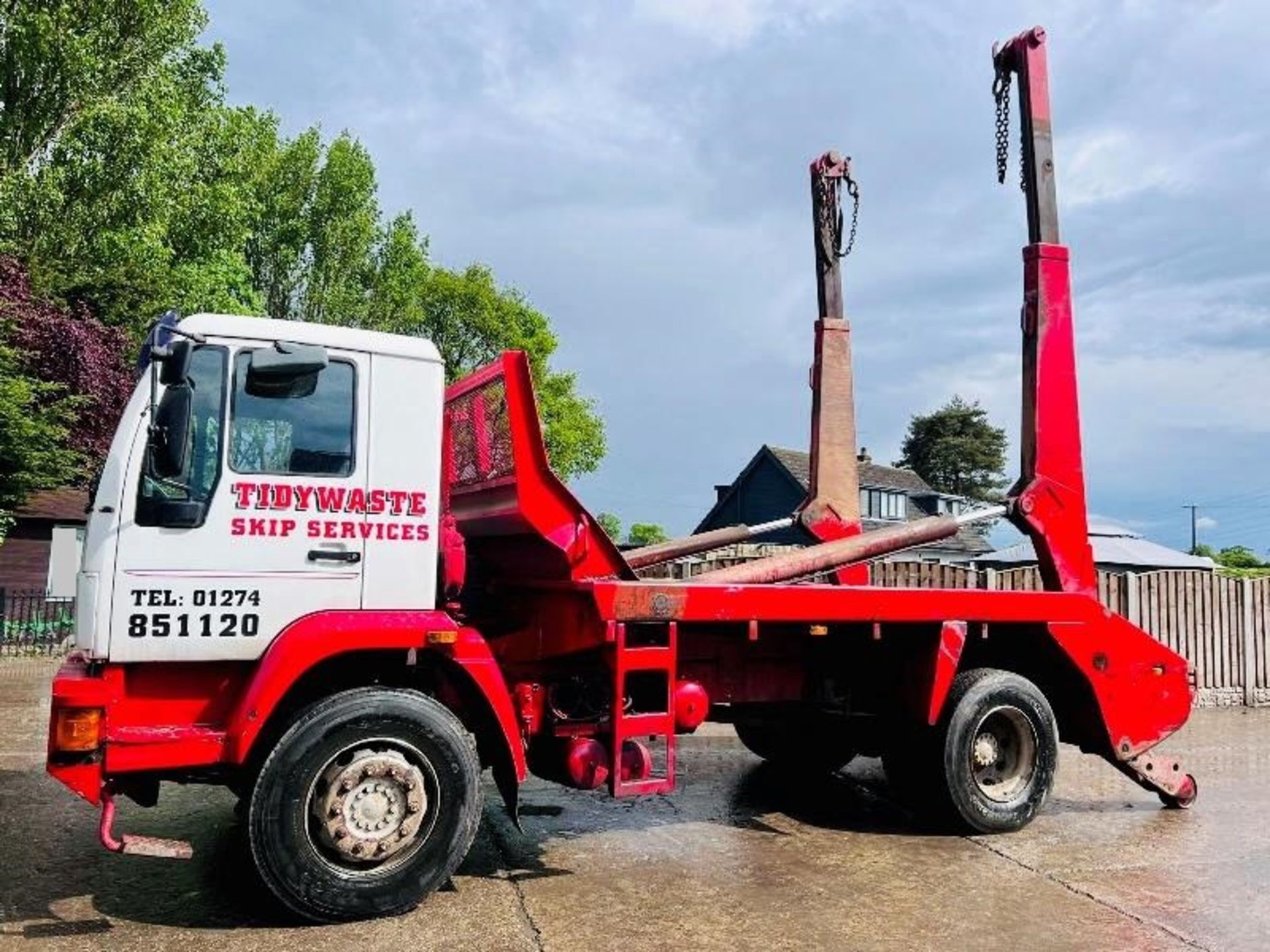 MAN 18.225 4X2 SKIP LORRY C/W MANUAL GEAR BOX & TELESCOPIC ARMS - Image 7 of 17