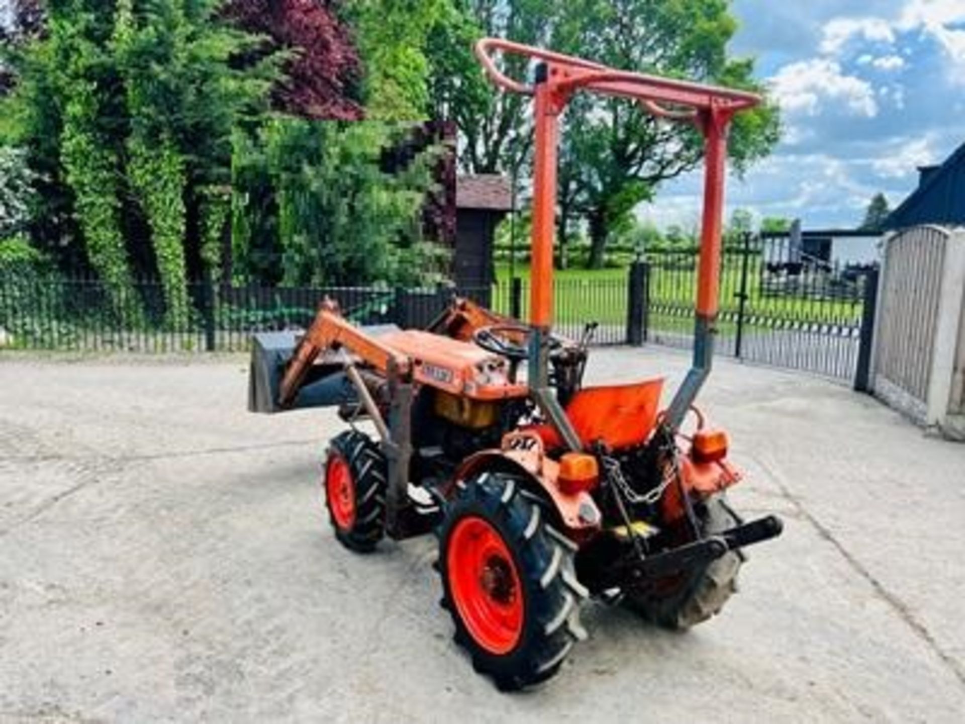 KUBOTA B6100 4WD COMPACT TRACTOR C/W FRONT LOADER AND BUCKET - Image 7 of 12