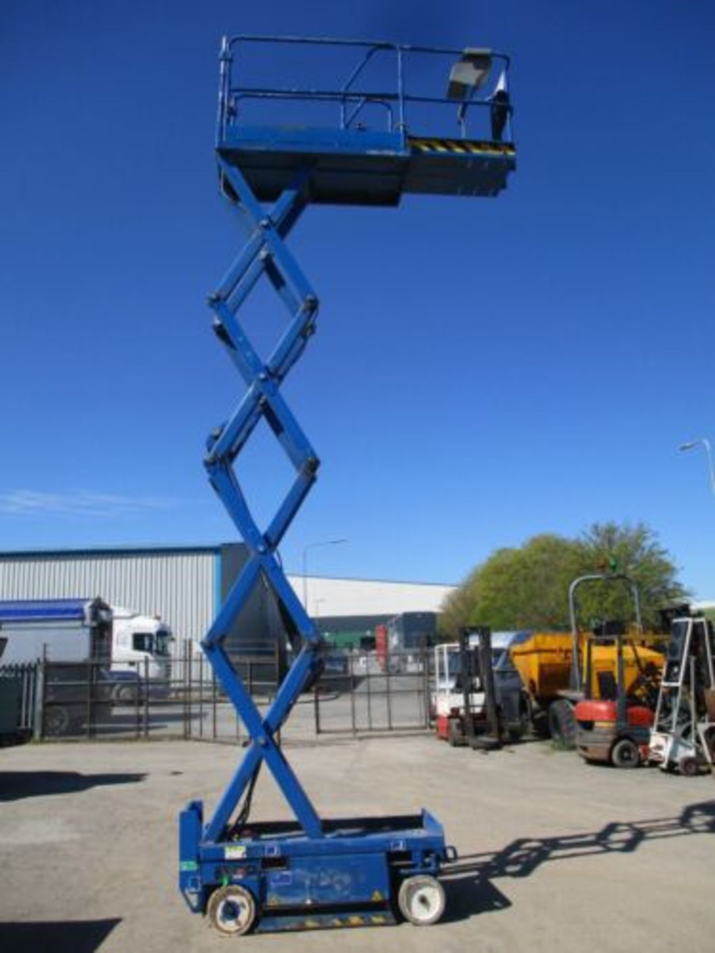 UPRIGHT MX19 SCISSOR LIFT ACCESS PLATFORM CHERRY PICKER GENIE 1932 - Image 5 of 11