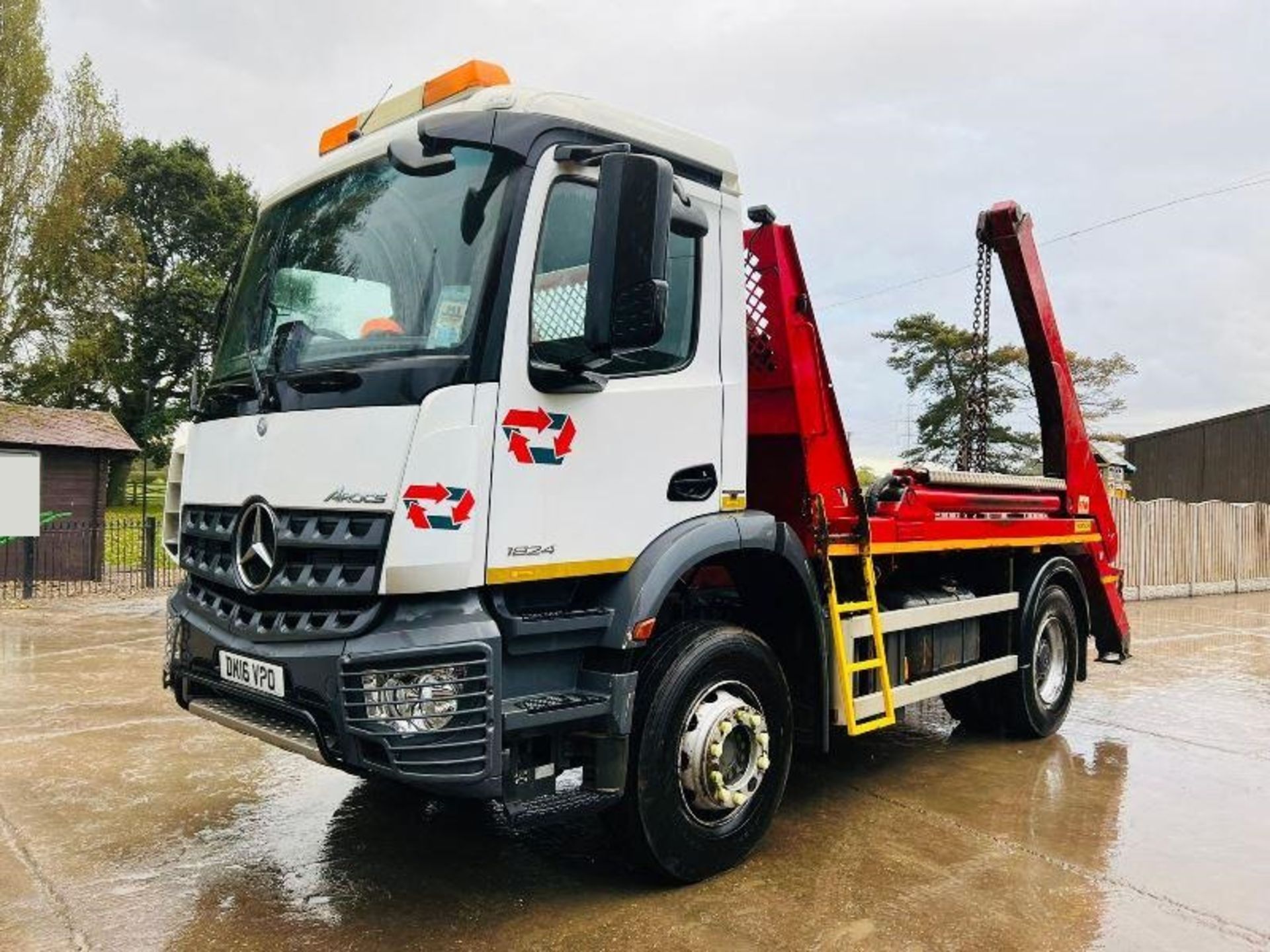 MERCEDES AROCS EURO 6 4X2 SKIP LORRY * YEAR 2016 * C/W HYVA LIFT & SUPPORT LEGS - Image 4 of 20