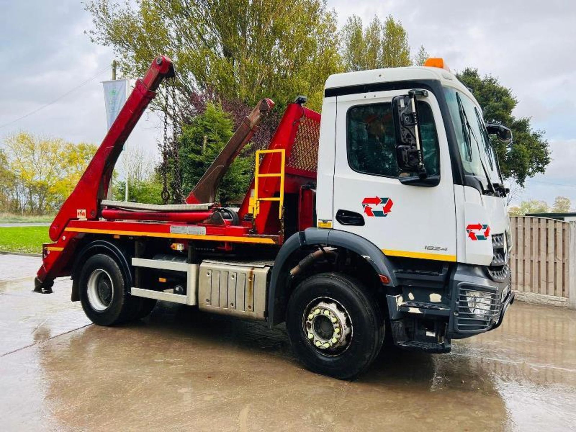 MERCEDES AROCS EURO 6 4X2 SKIP LORRY * YEAR 2016 * C/W HYVA LIFT & SUPPORT LEGS - Image 19 of 20