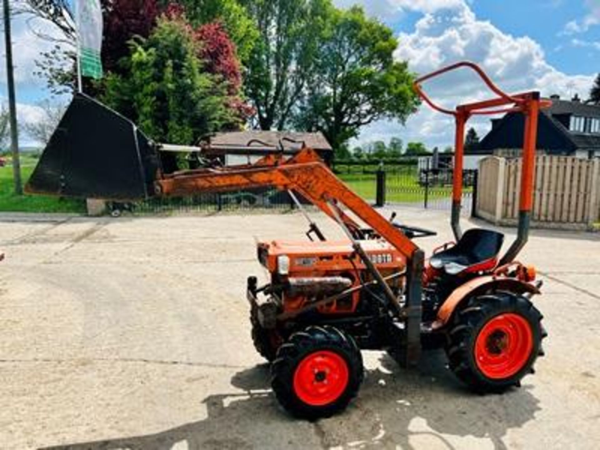 KUBOTA B6100 4WD COMPACT TRACTOR C/W FRONT LOADER AND BUCKET - Image 9 of 12