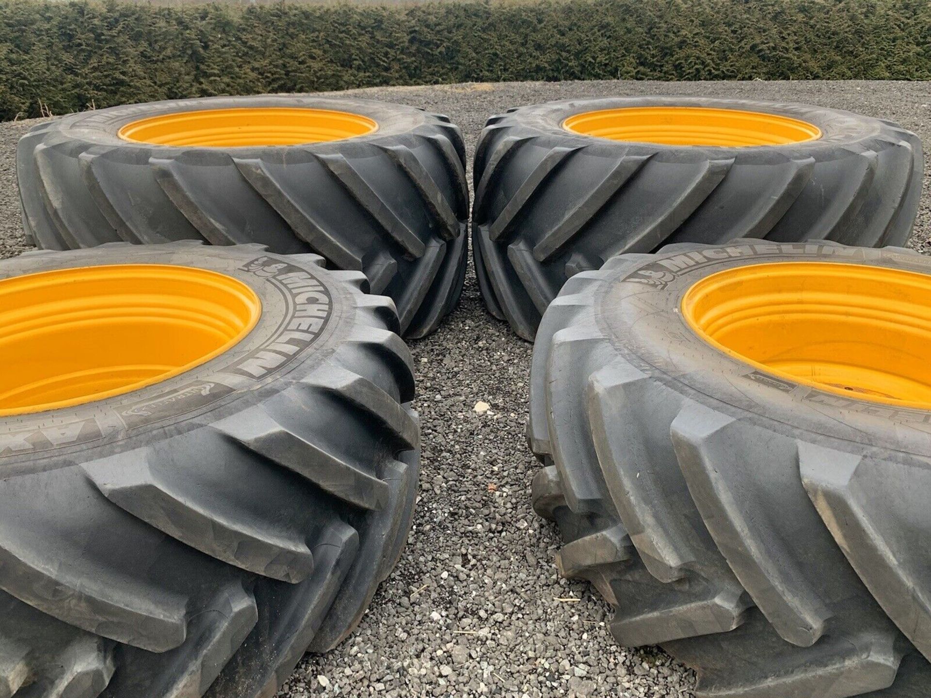 MICHELIN 900/50 R42 & 650/65 R34 COMPLETE SET OF RIMS & TYRES / JCB FASTRAC 8330 - Image 7 of 7