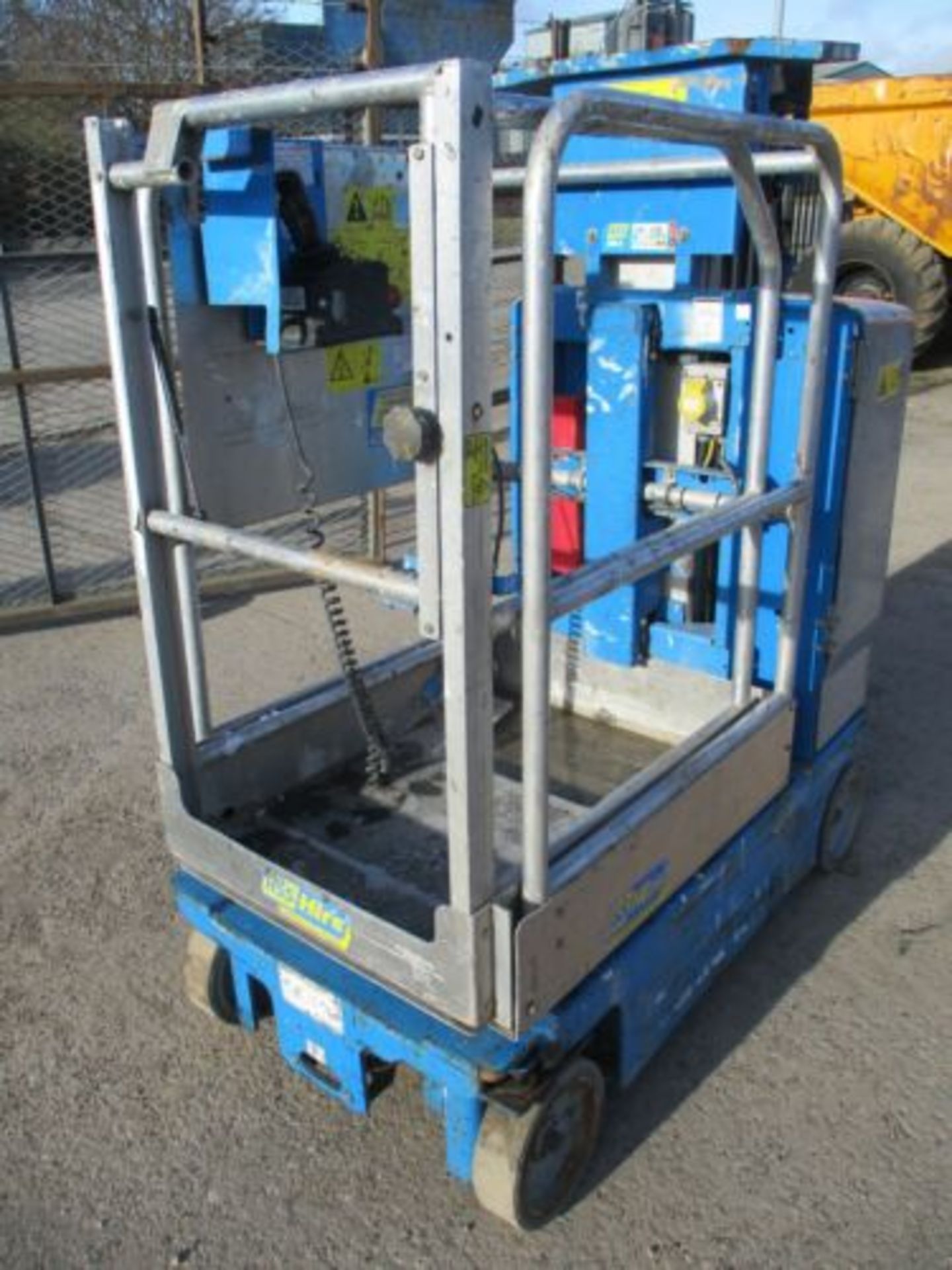 2010 GENIE GR15 SCISSOR LIFT ACCESS PLATFORM CHERRY PICKER SKYJACK MEWP - Image 5 of 11