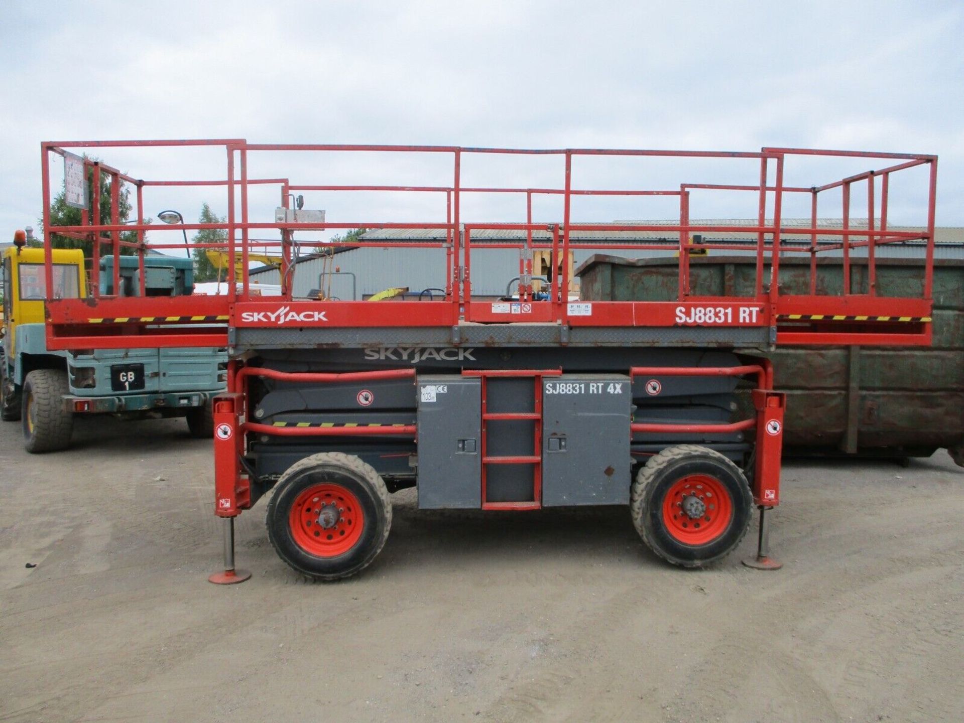 2014 SKYJACK 8831 SCISSOR LIFT ACCESS PLATFORM CHERRY PICKER MEWP 8841 GENIE - Image 10 of 13