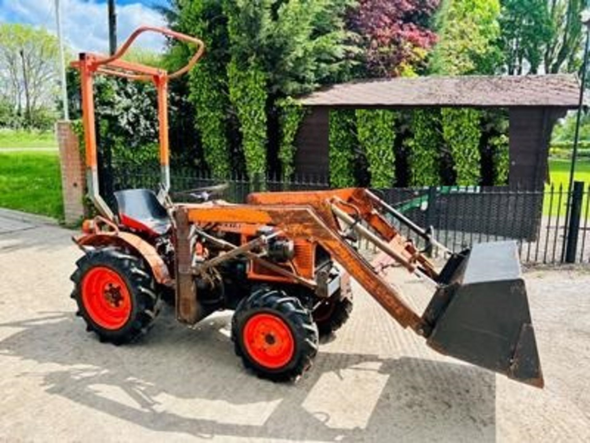 KUBOTA B6100 4WD COMPACT TRACTOR C/W FRONT LOADER AND BUCKET