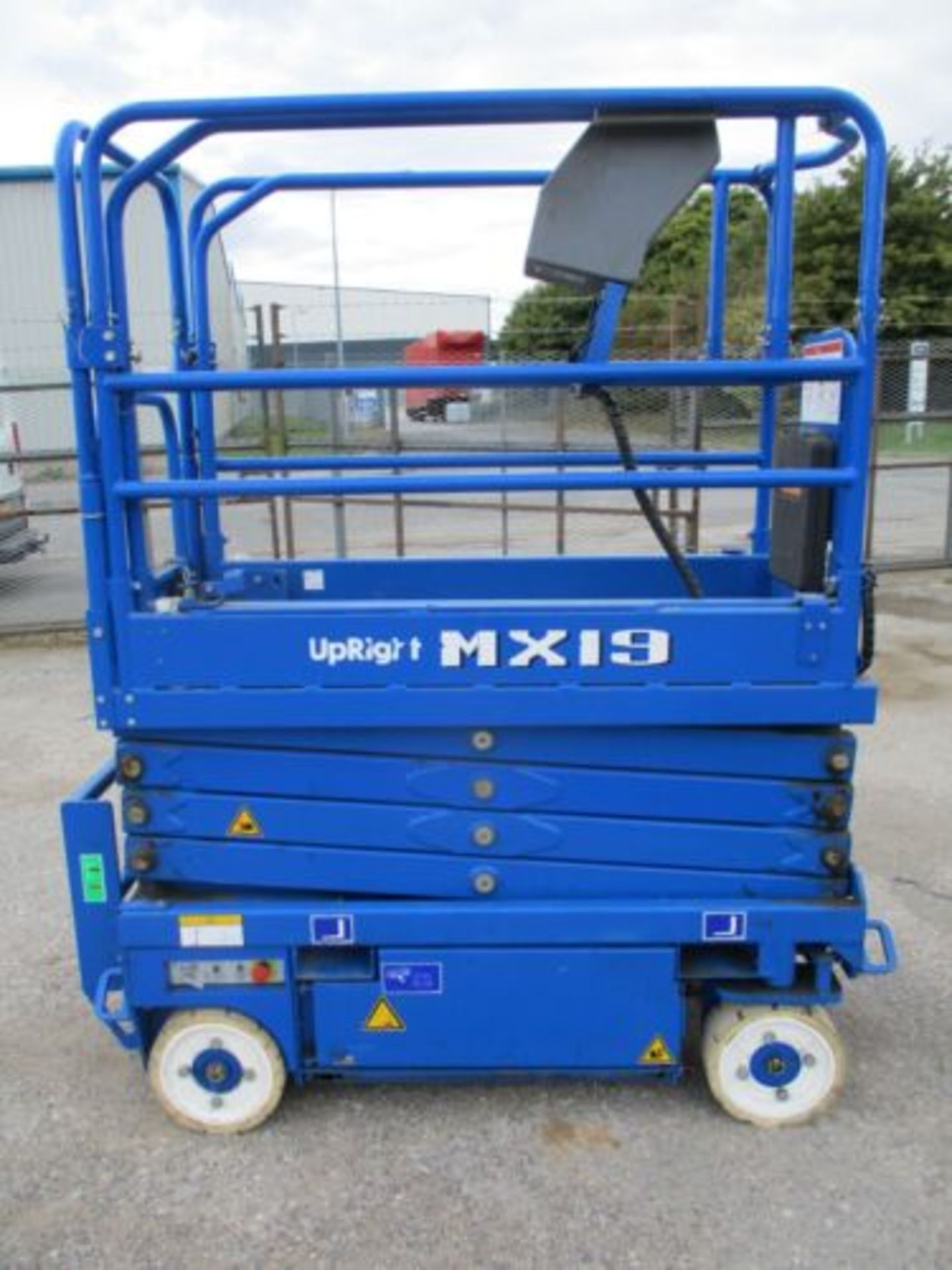 UPRIGHT MX19 SCISSOR LIFT ACCESS PLATFORM CHERRY PICKER GENIE 1932 LOLER TILL 23 - Image 5 of 6