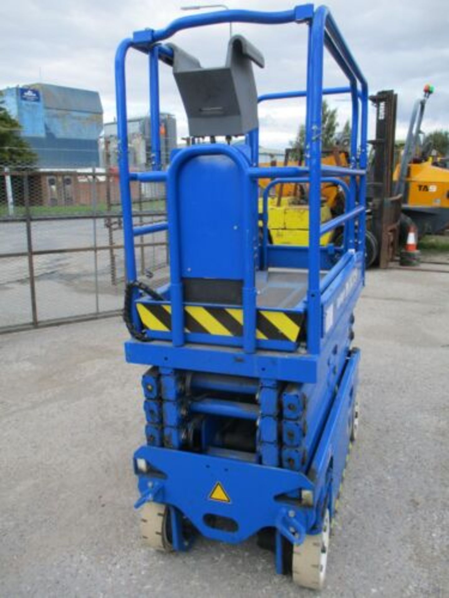 UPRIGHT MX19 SCISSOR LIFT ACCESS PLATFORM CHERRY PICKER GENIE 1932 LOLER TILL 23 - Image 4 of 6