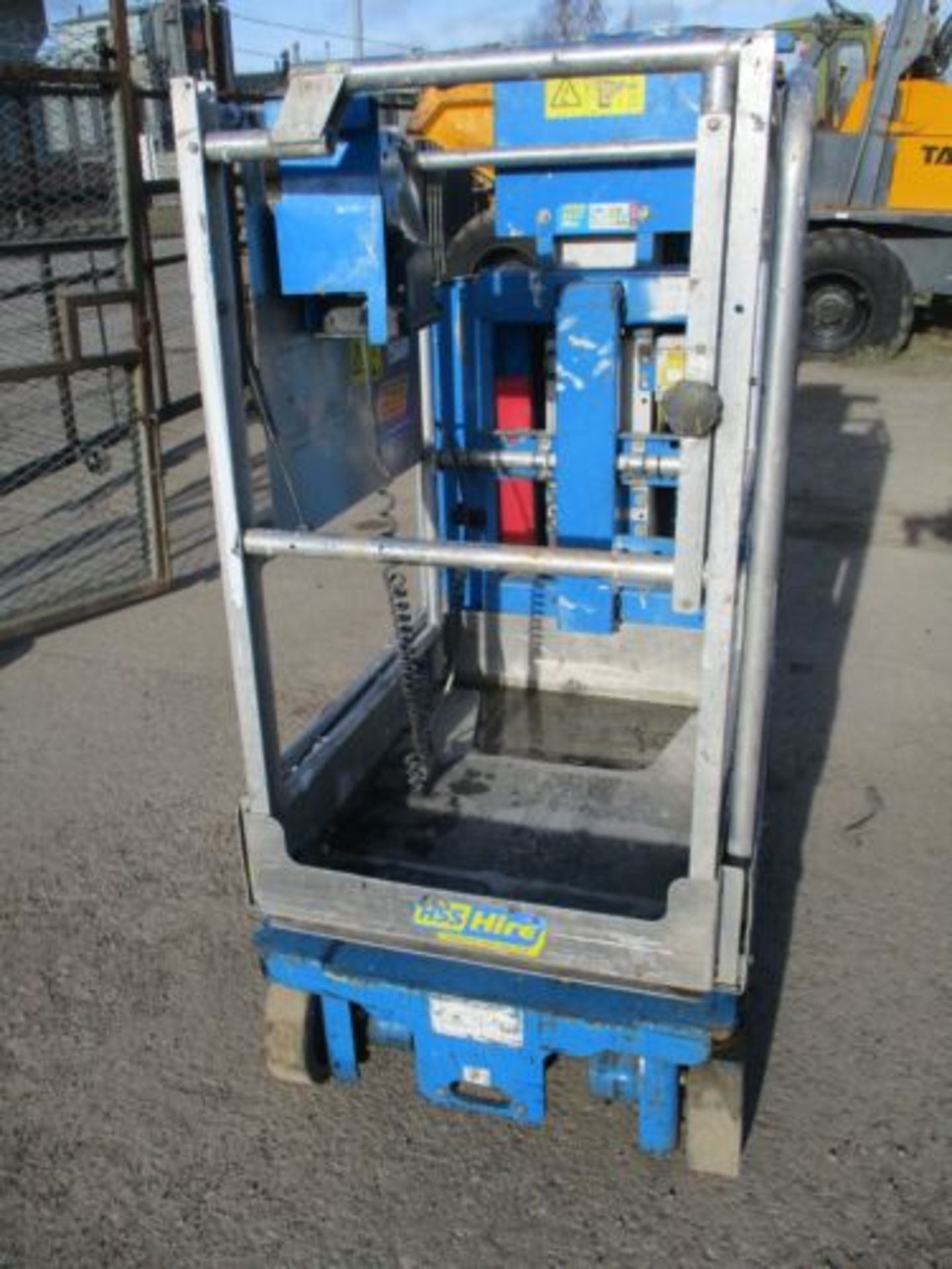 2010 GENIE GR15 SCISSOR LIFT ACCESS PLATFORM CHERRY PICKER SKYJACK MEWP - Image 4 of 11