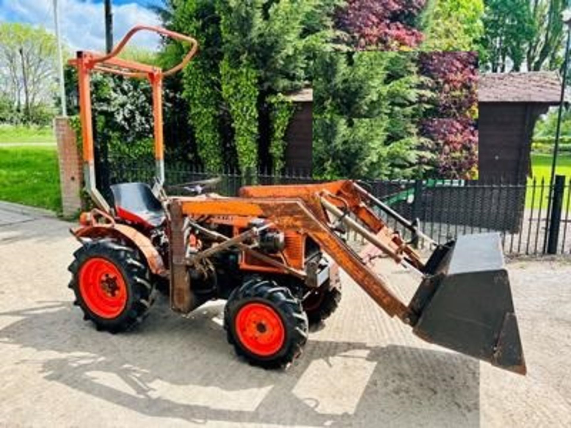 KUBOTA B6100 4WD COMPACT TRACTOR C/W FRONT LOADER AND BUCKET - Image 5 of 12