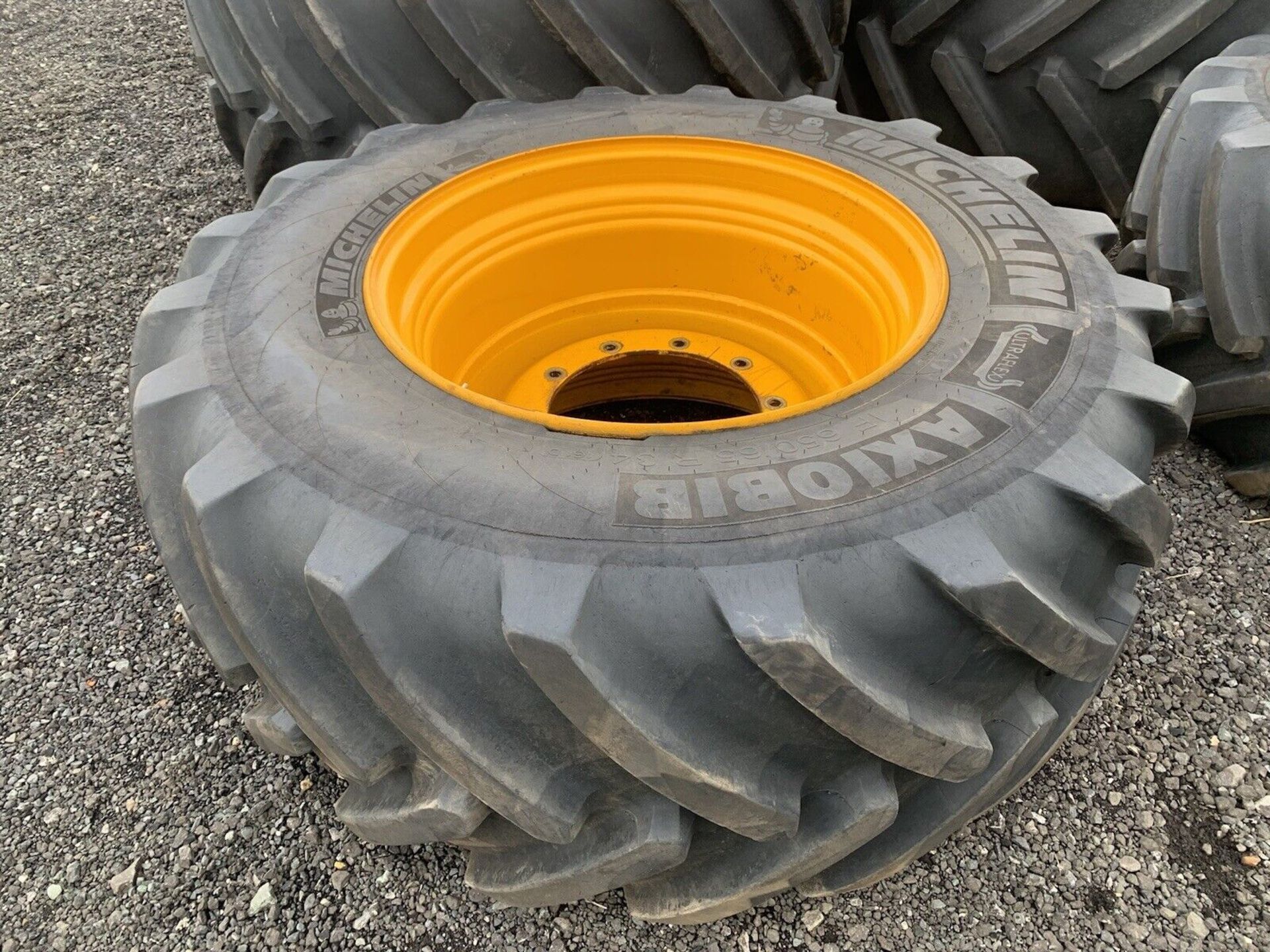 MICHELIN 900/50 R42 & 650/65 R34 COMPLETE SET OF RIMS & TYRES / JCB FASTRAC 8330 - Image 3 of 7