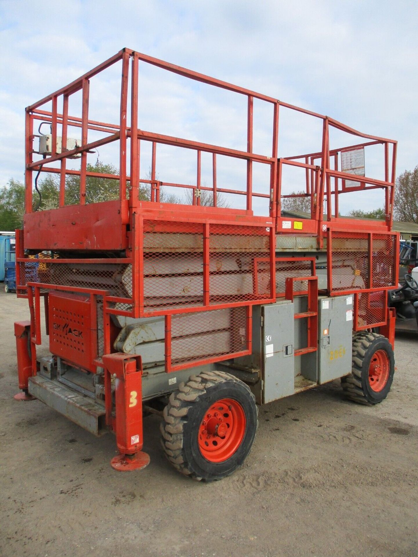 SKYJACK 8841 SCISSOR LIFT ACCESS PLATFORM CHERRY PICKER MEWP GENIE - Image 9 of 14