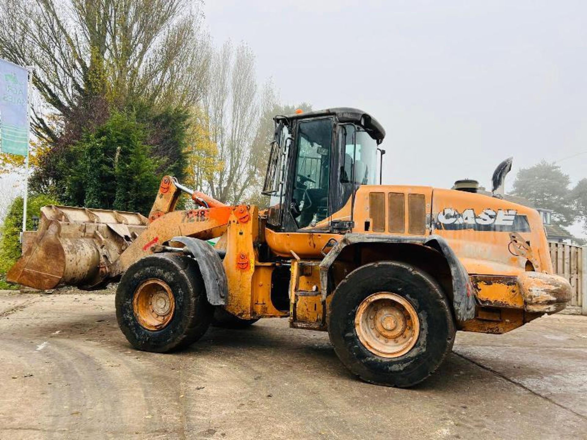 CASE 721E 4WD LOADING SHOVEL * YEAR 2010 * C/W BUCKET