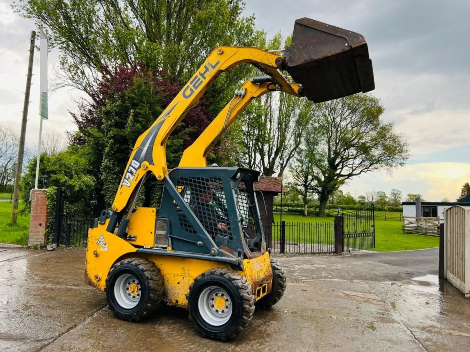 GEHL V270 4WD SKIDSTEER * HIGH LIFT , YEAR 2014 , 1441 HOURS - Image 2 of 18