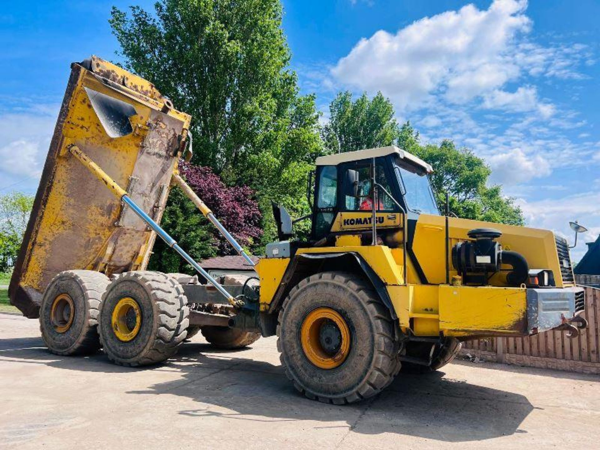 KOMATSU HM400-1 6X6 ARTICULATED DUMP TRUCK C/W REVERSE CAMERA - Image 4 of 15