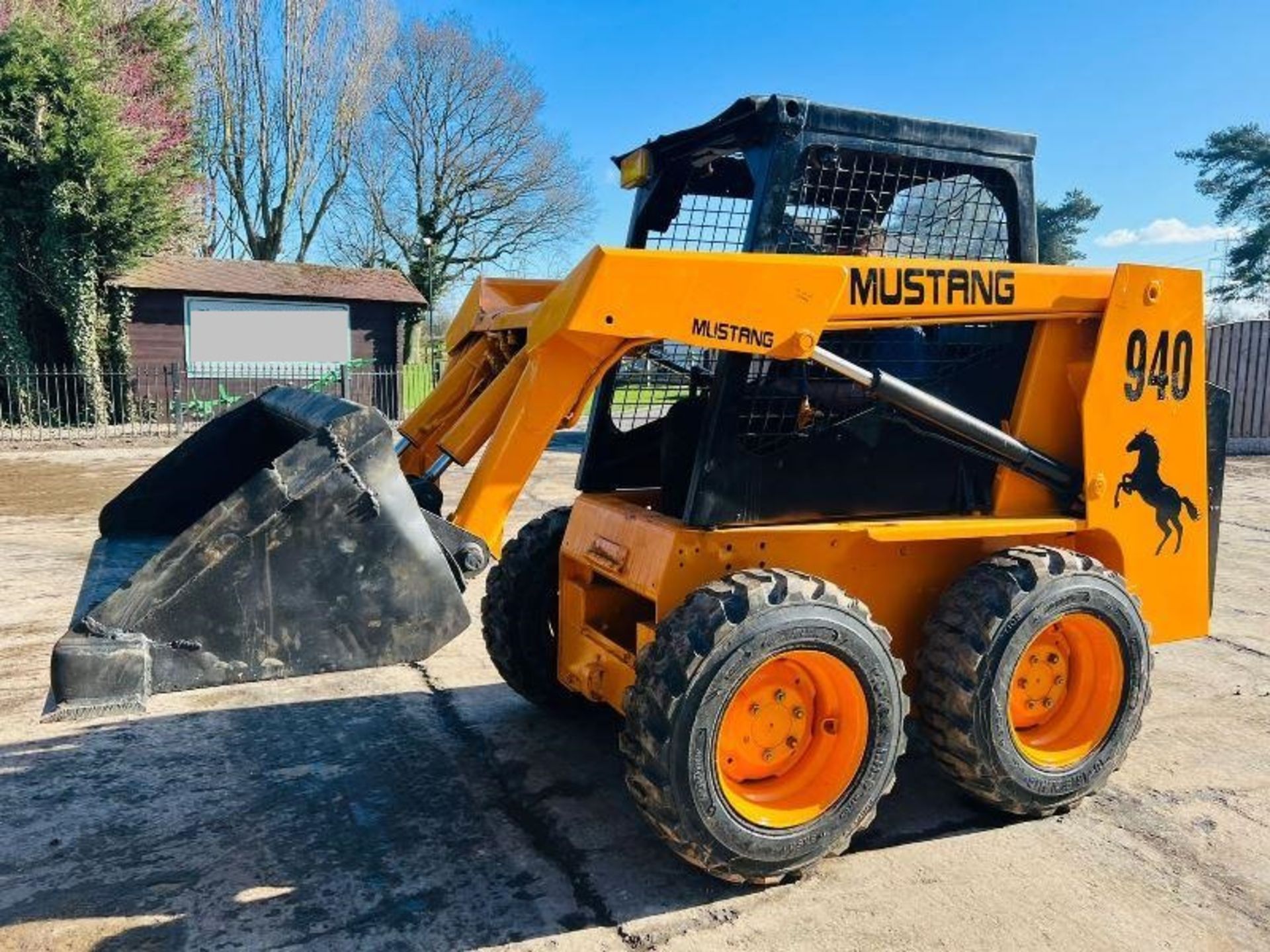 MUSTANG 940 4WD SKIDSTEER C/W BUCKET - Image 4 of 11