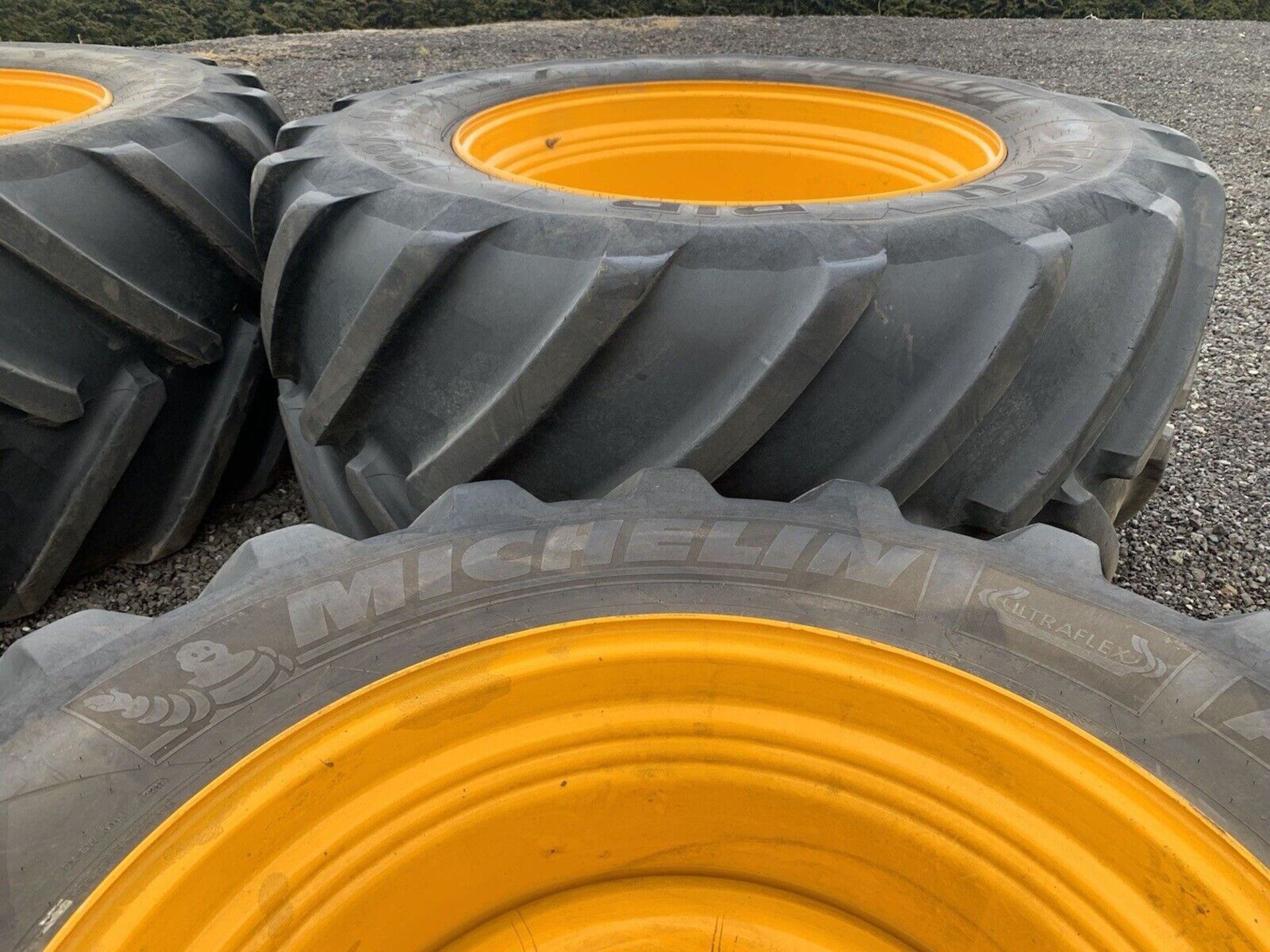 MICHELIN 900/50 R42 & 650/65 R34 COMPLETE SET OF RIMS & TYRES / JCB FASTRAC 8330 - Image 4 of 7