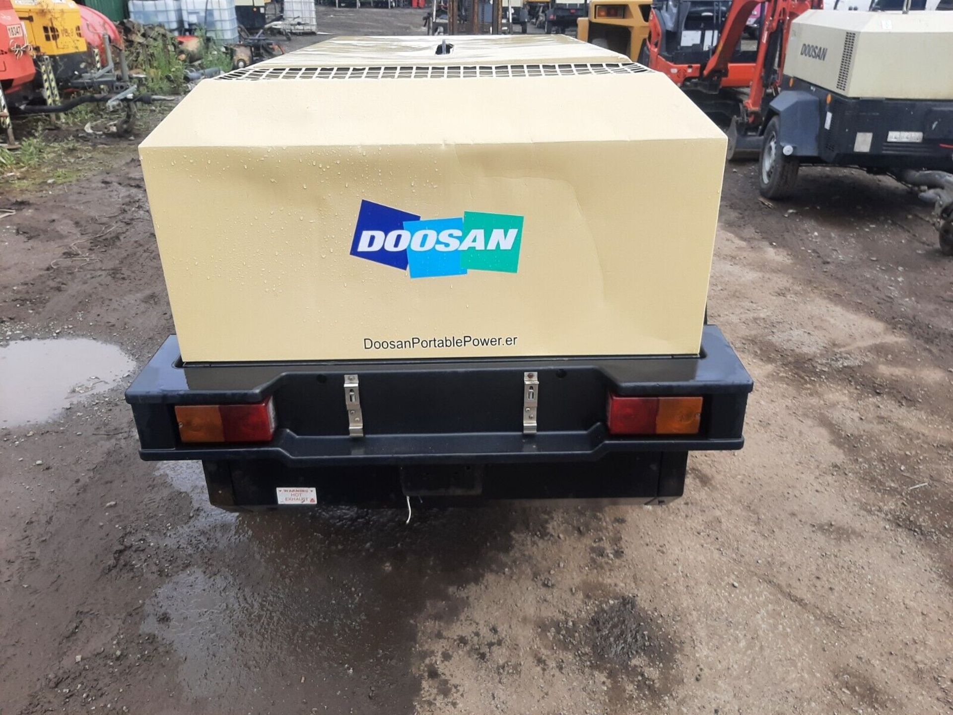 DOOSAN 7/41E DIESEL PORTABLE AIR COMPRESSOR GENERATOR - Image 3 of 8