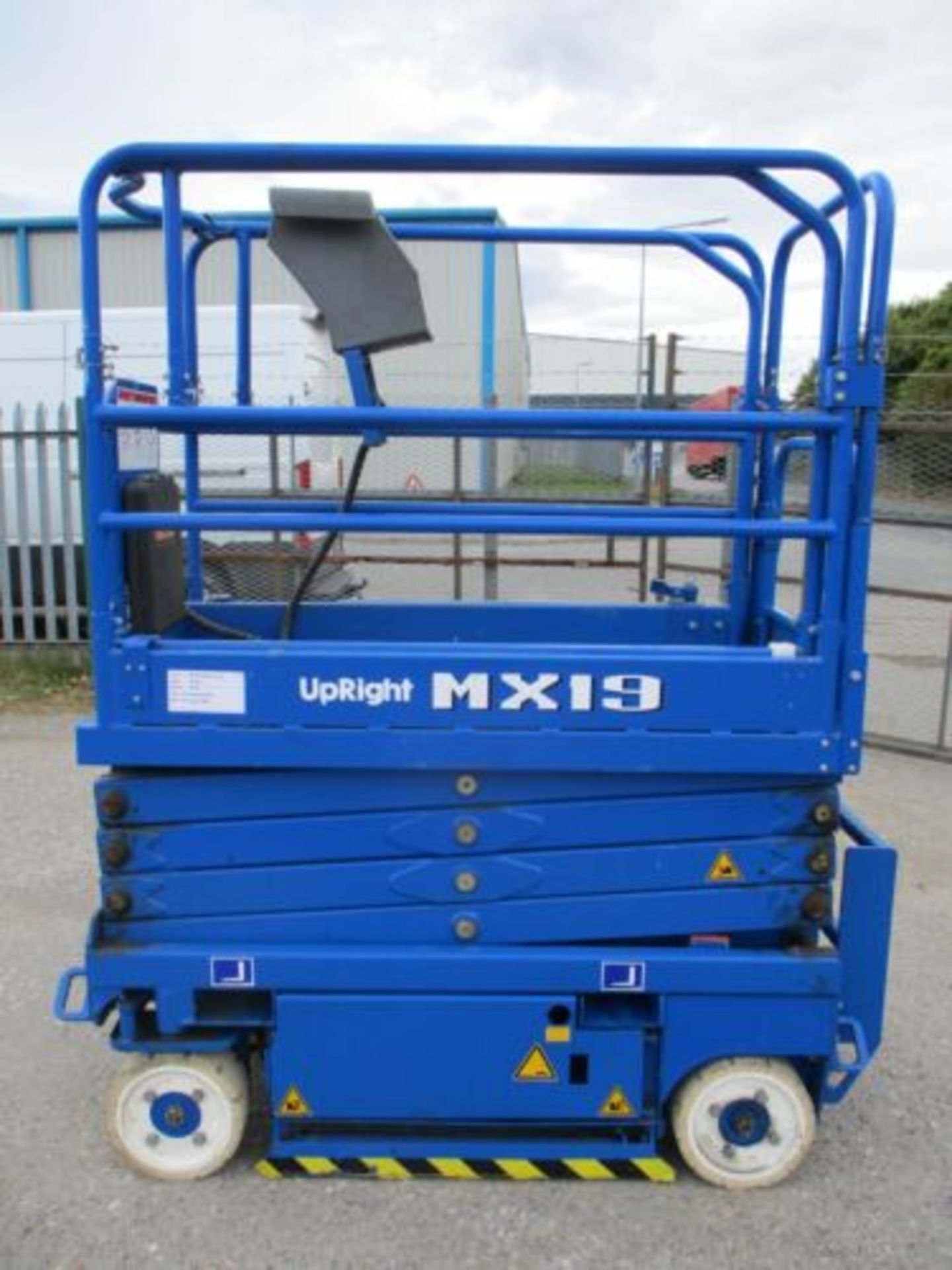 UPRIGHT MX19 SCISSOR LIFT ACCESS PLATFORM CHERRY PICKER GENIE 1932 LOLER TILL 23 - Image 3 of 6