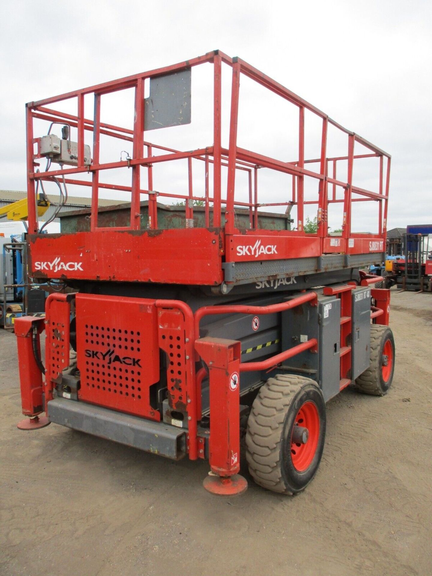 2014 SKYJACK 8831 SCISSOR LIFT ACCESS PLATFORM CHERRY PICKER MEWP 8841 GENIE - Image 6 of 13