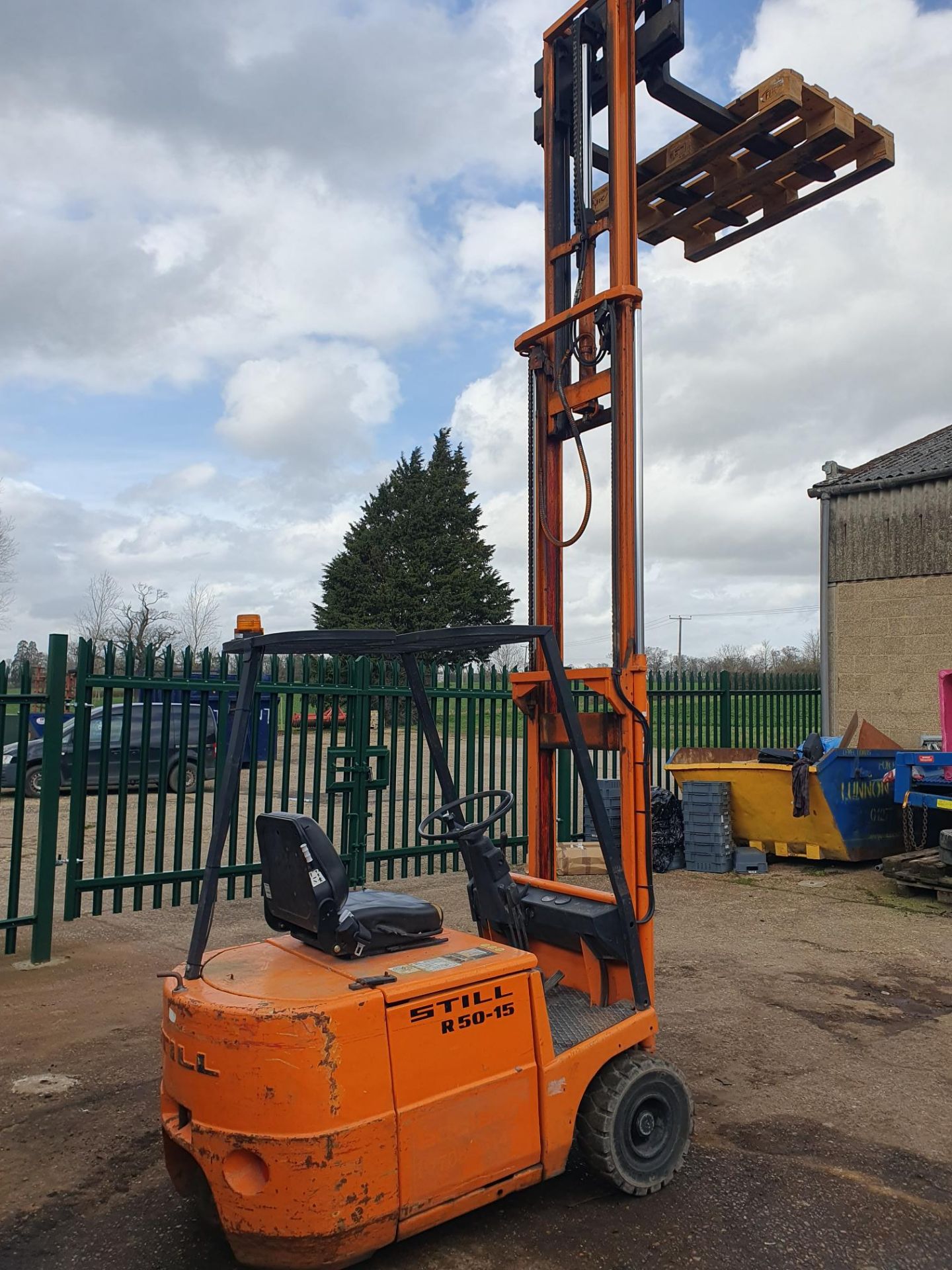 ELECTRIC FORKLIFT. 1500KG. STILL. TRIPLEX MAST - Image 4 of 8