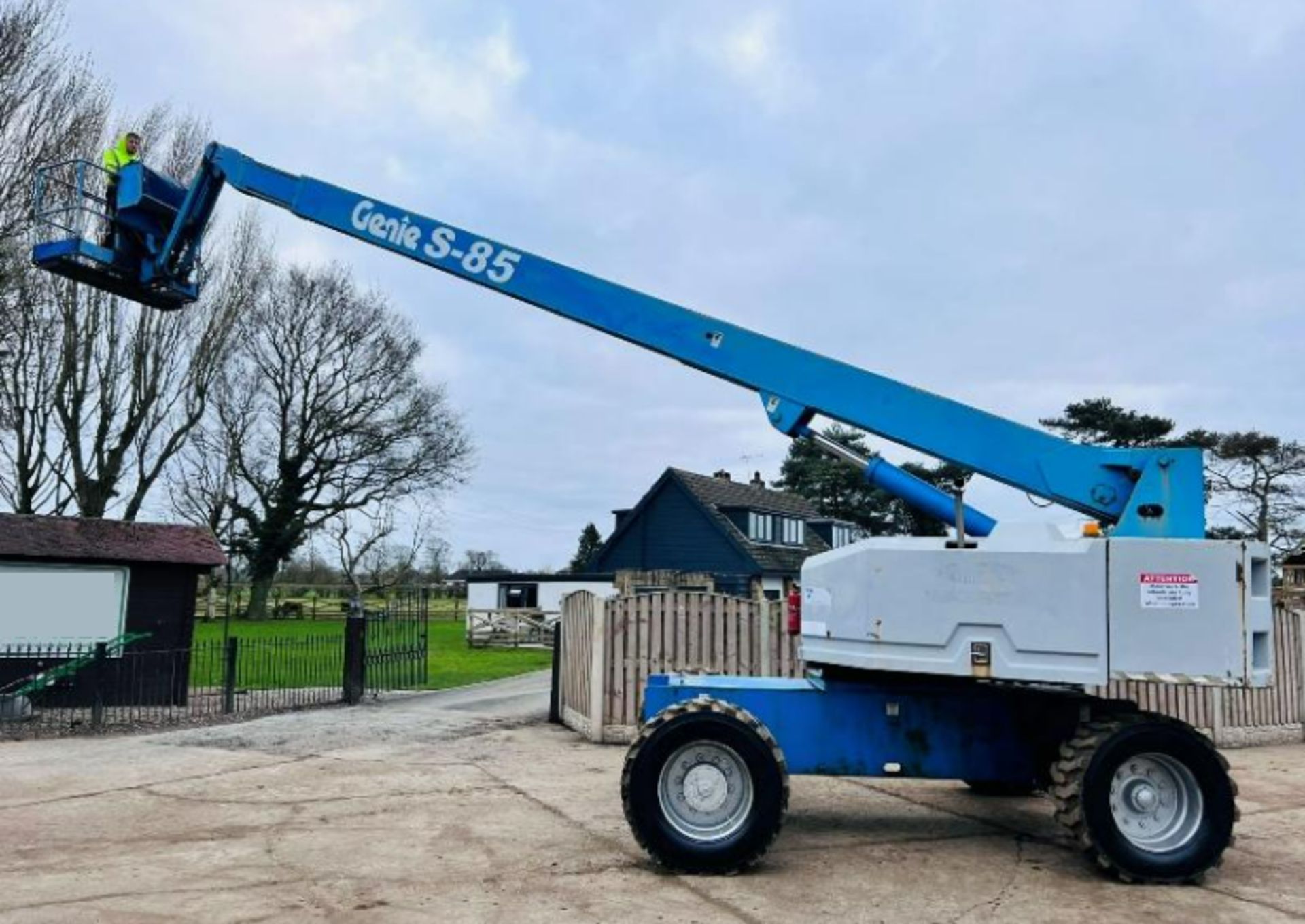GENIE S85 AIREL PLATFORM * 85 FT WORKING HEIGHT * C/W HYDRAULIC PUSH OUT AXLES - Image 11 of 17