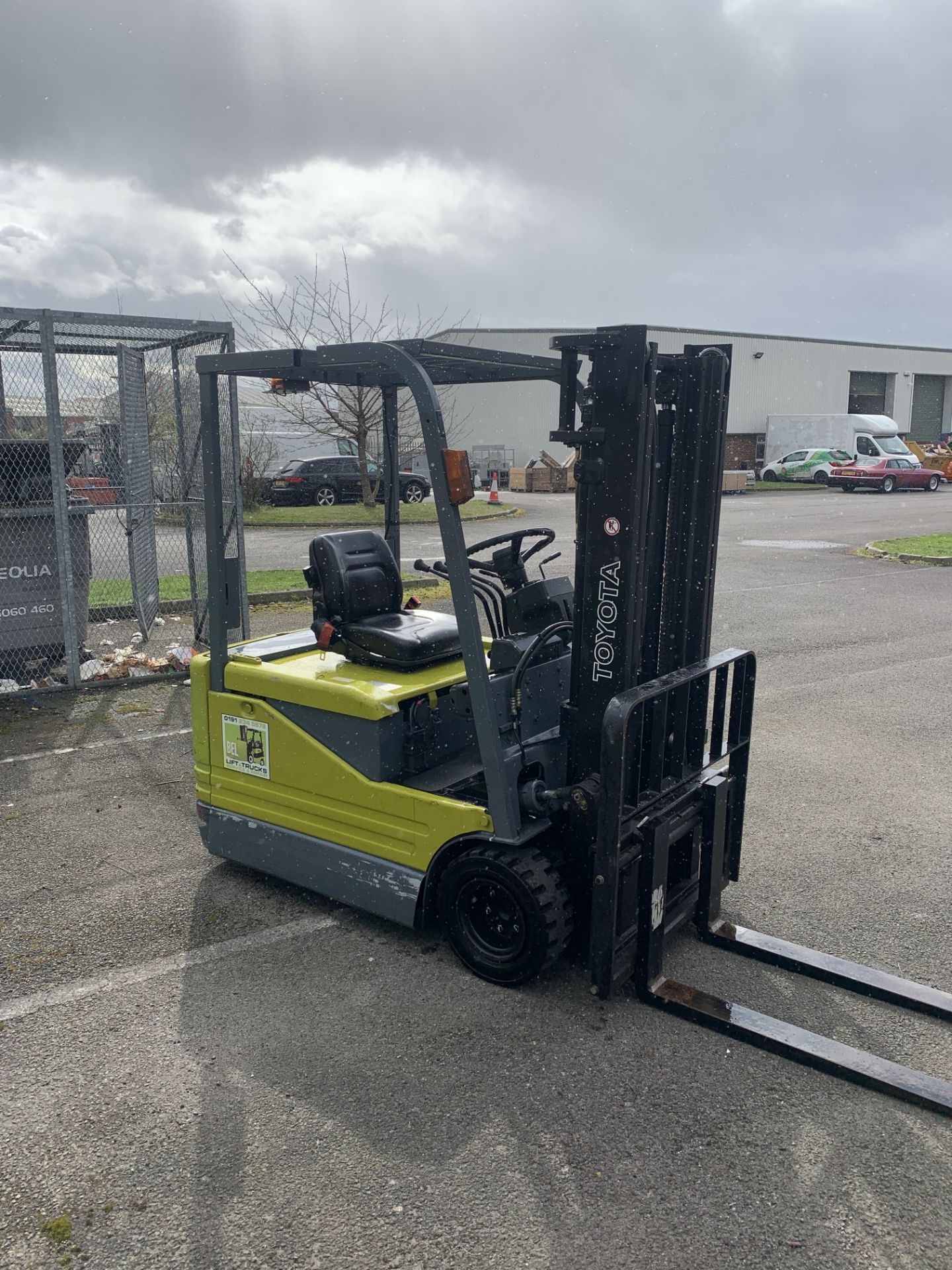 TOYOTA ELECTRIC FORKLIFT 1.75 TON LIFT WITH CHARGER.- NO VAT - Image 3 of 6