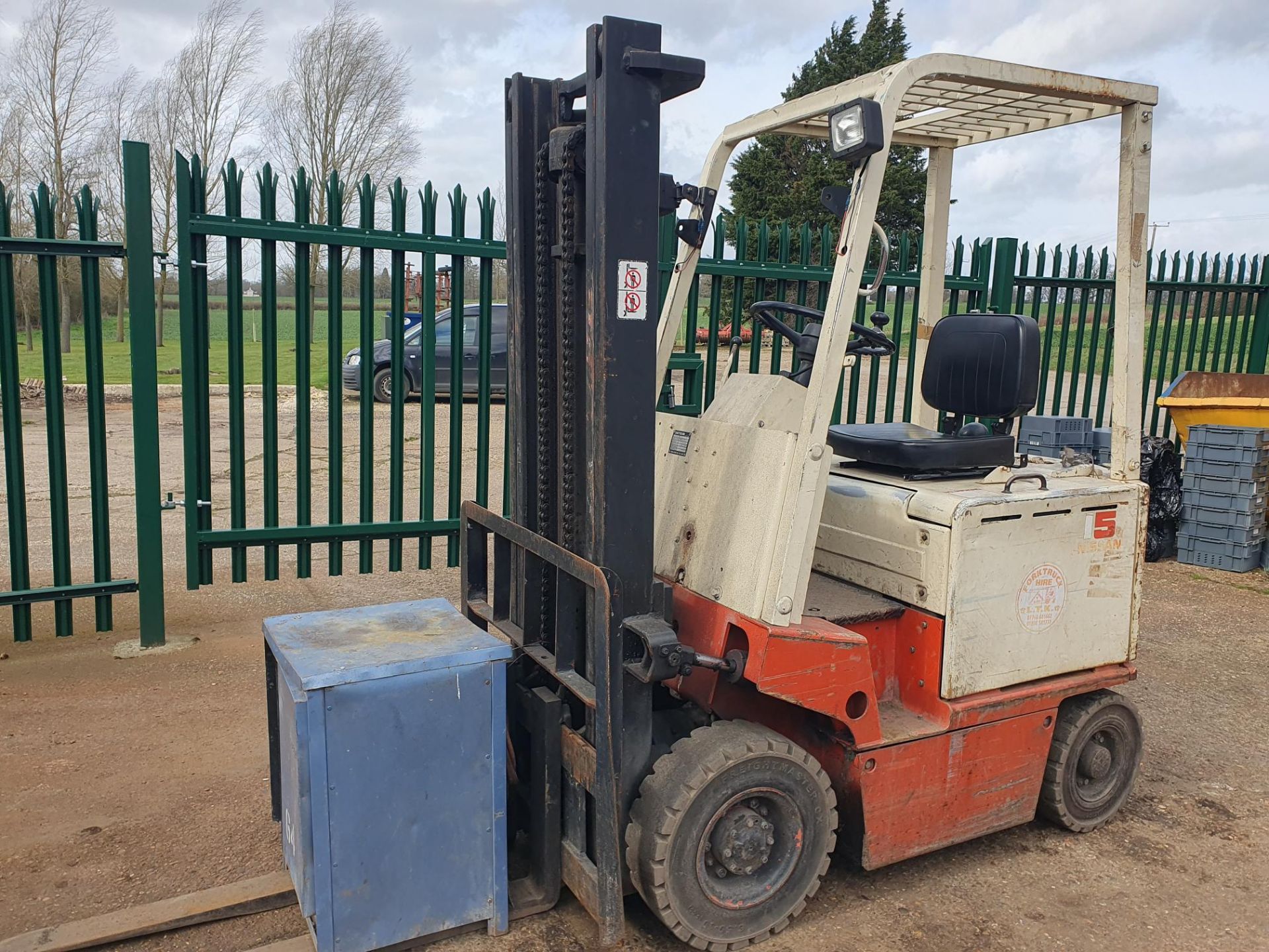 NISSAN/DATSUN ELECTRIC FORKLIFT. 1500KG. - Image 2 of 7