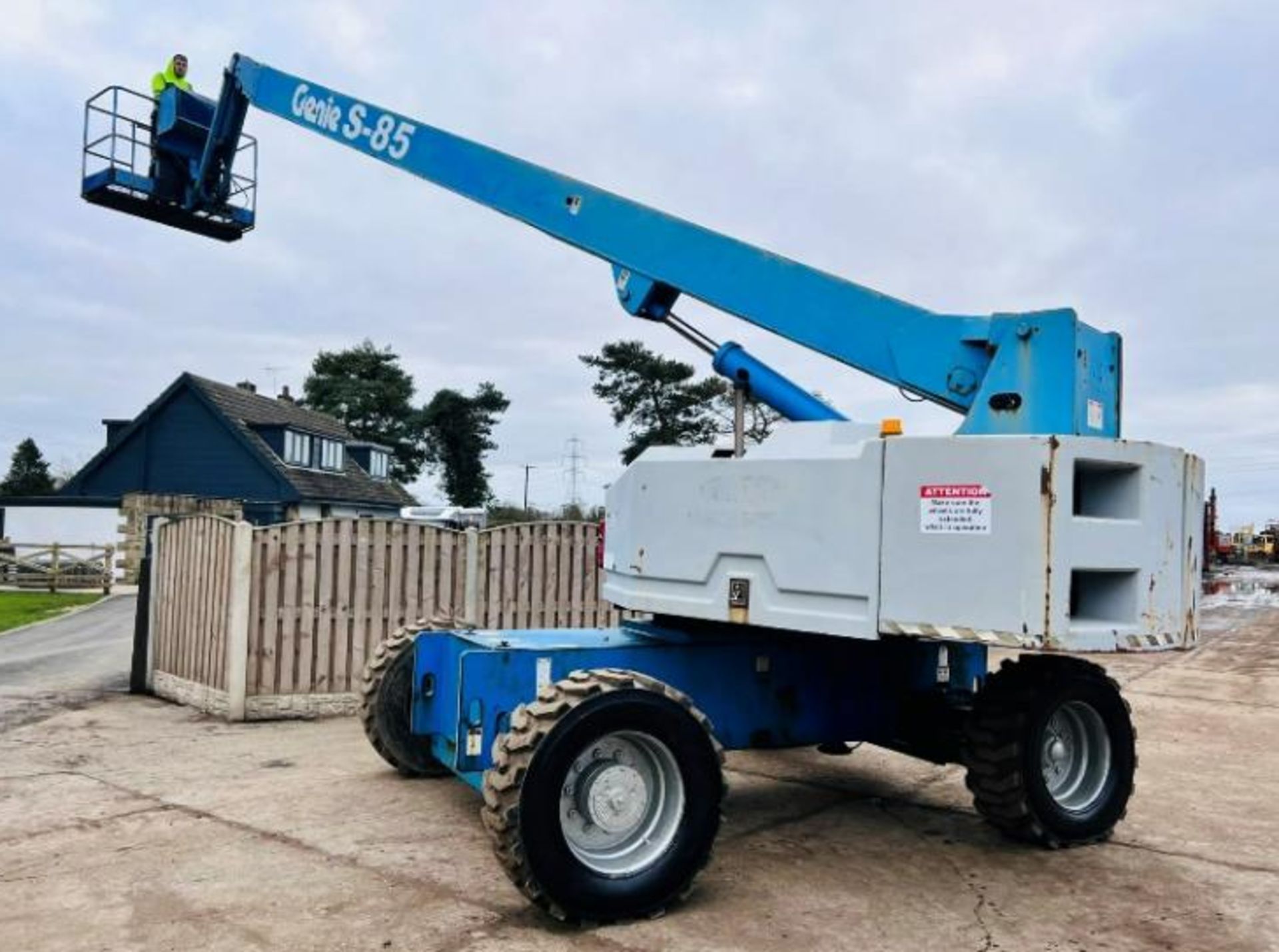 GENIE S85 AIREL PLATFORM * 85 FT WORKING HEIGHT * C/W HYDRAULIC PUSH OUT AXLES - Image 2 of 17