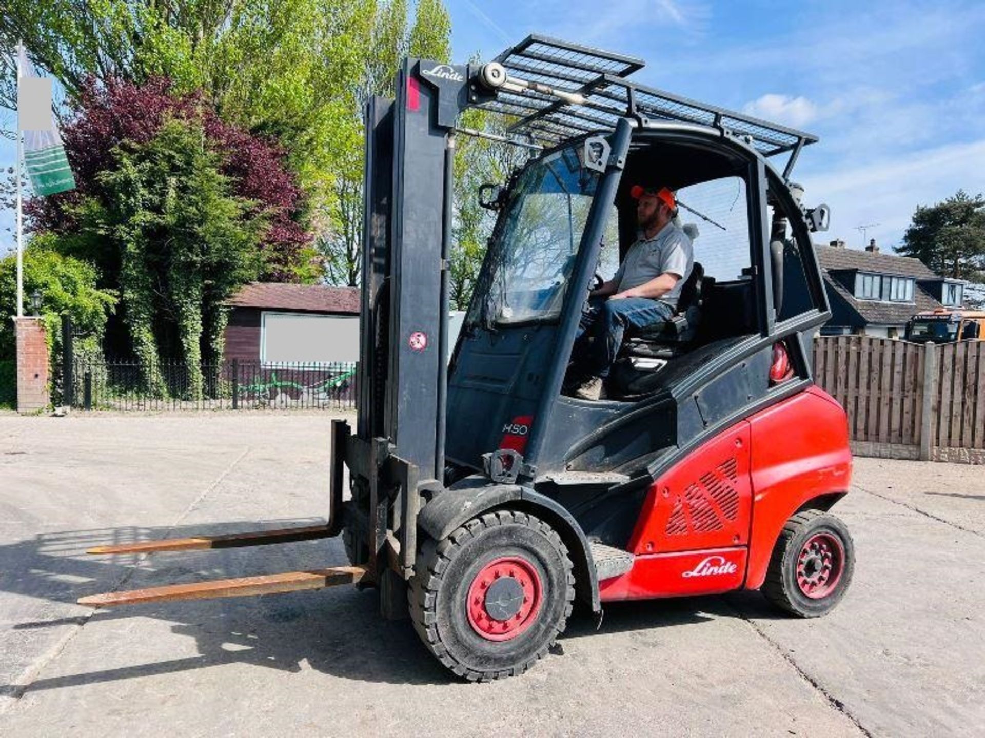 LINDE H50T HIGH CABIN FORKLIFT * YEAR 2010 * C/W PALLET TINES - Image 7 of 19