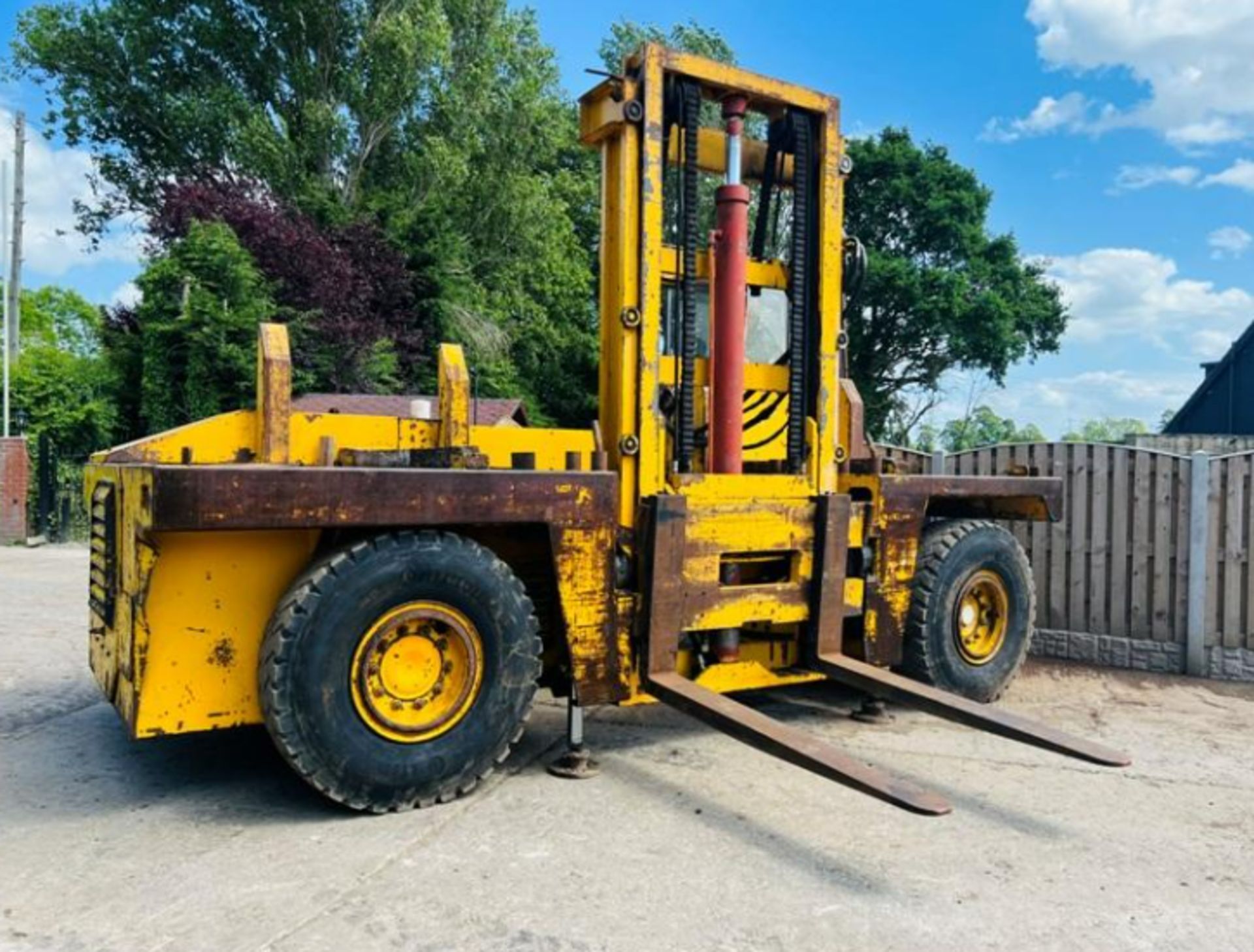 SSP SIDE LOAD DIESEL FORKLIFT C/W 2 X HYDRAULIC SUPPORT LEGS - Image 6 of 17