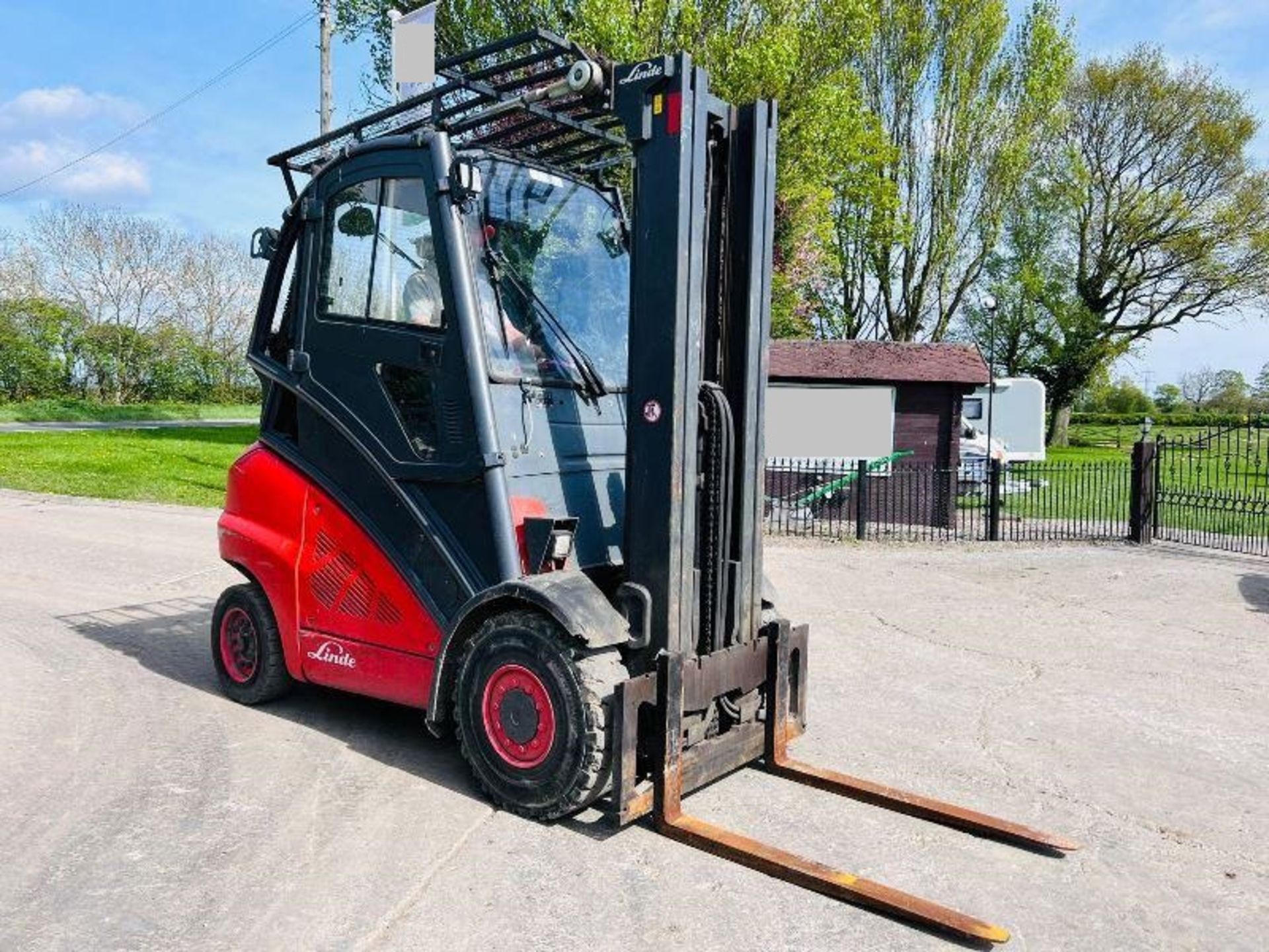 LINDE H50T HIGH CABIN FORKLIFT * YEAR 2010 * C/W PALLET TINES - Image 3 of 19