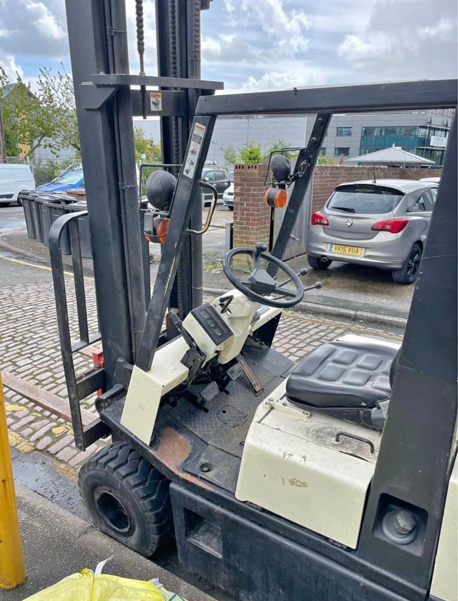 1990 NISSAN 2.5TON GAS FORKLIFT - 5430 HOURS - Image 4 of 10