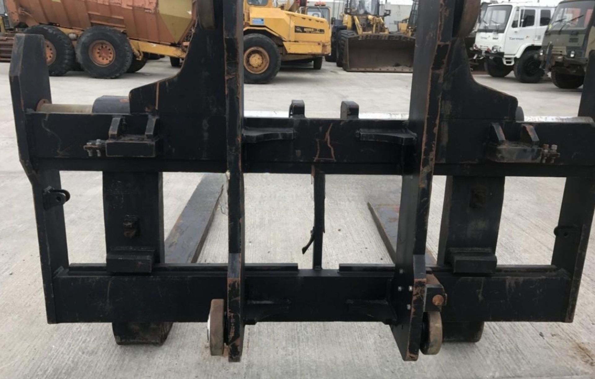 FORKS AND CARRAIGE TO SUIT 25 TON FORKLIFT UNUSED - Image 2 of 5