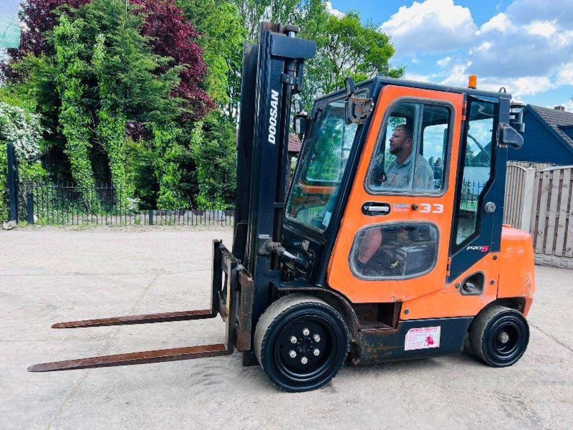 DOOSAN D33S-5 DIESEL FORKLIFT * YEAR 2012 * C/W SIDE SHIFT - Image 4 of 25