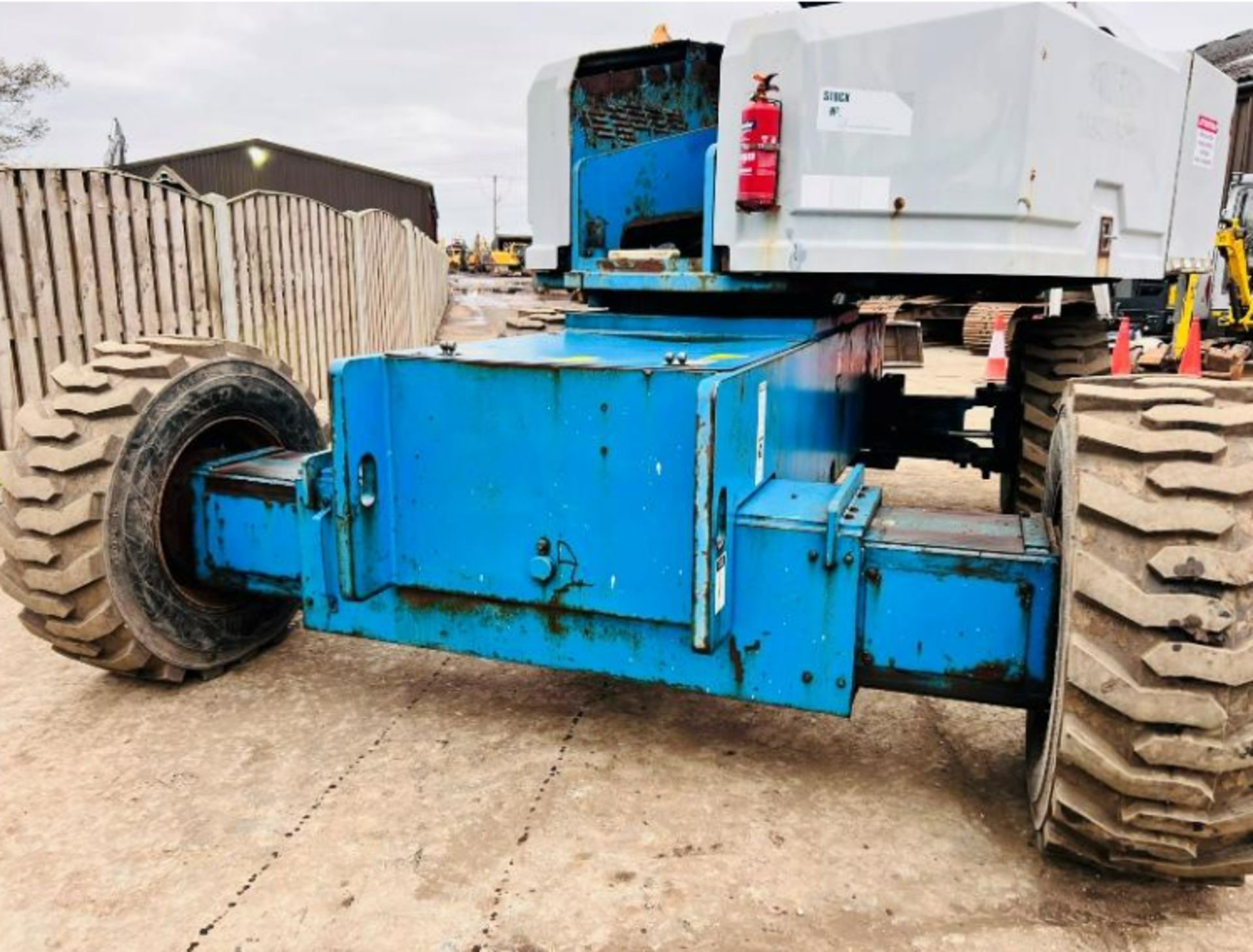 GENIE S85 AIREL PLATFORM * 85 FT WORKING HEIGHT * C/W HYDRAULIC PUSH OUT AXLES - Image 7 of 17