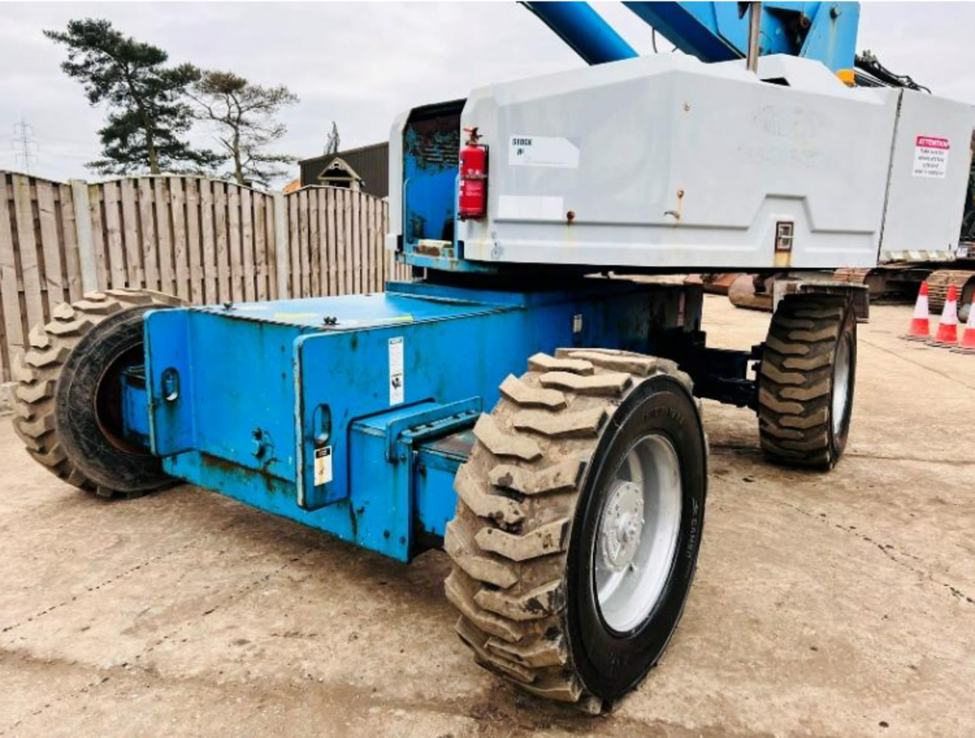 GENIE S85 AIREL PLATFORM * 85 FT WORKING HEIGHT * C/W HYDRAULIC PUSH OUT AXLES - Image 8 of 17