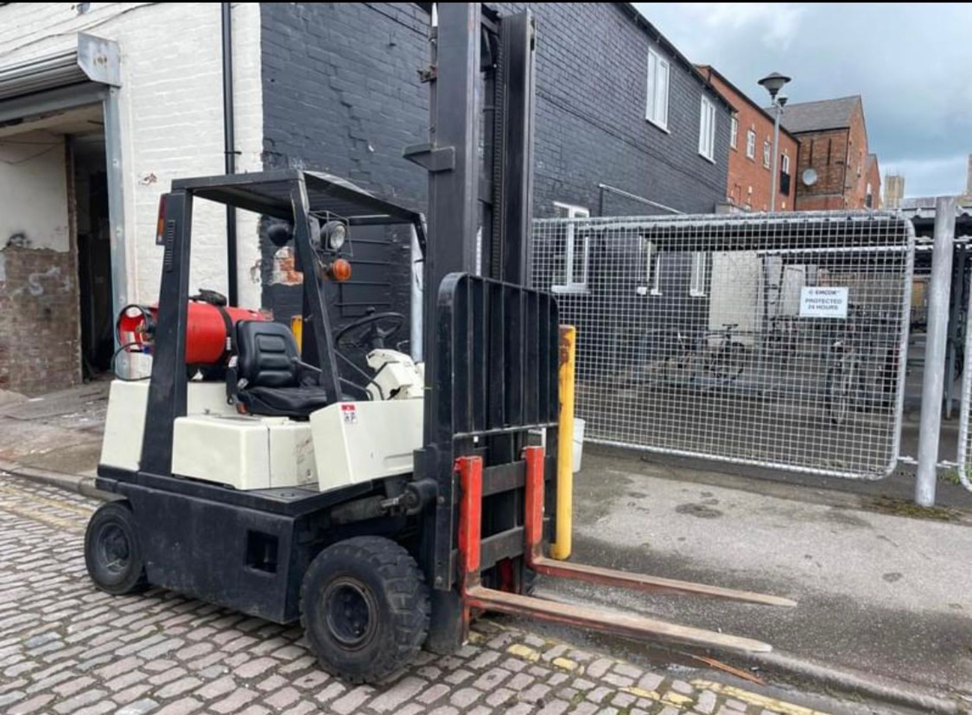 1990 NISSAN 2.5TON GAS FORKLIFT - 5430 HOURS