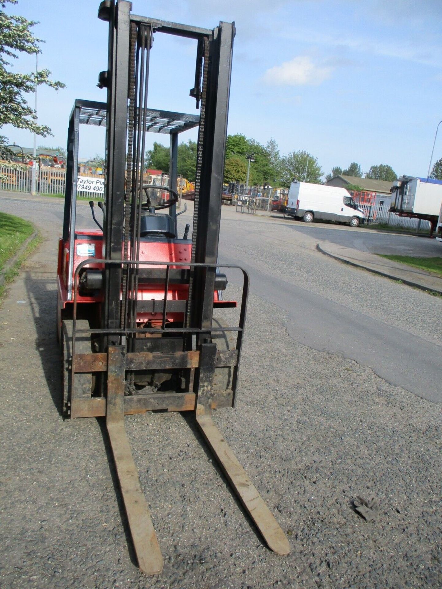 NISSAN FD25 FORK LIFT FORKLIFT TRUCK STACKER 2.5 TON SIDESHIFT DELIVERY DIESEL - Image 3 of 11