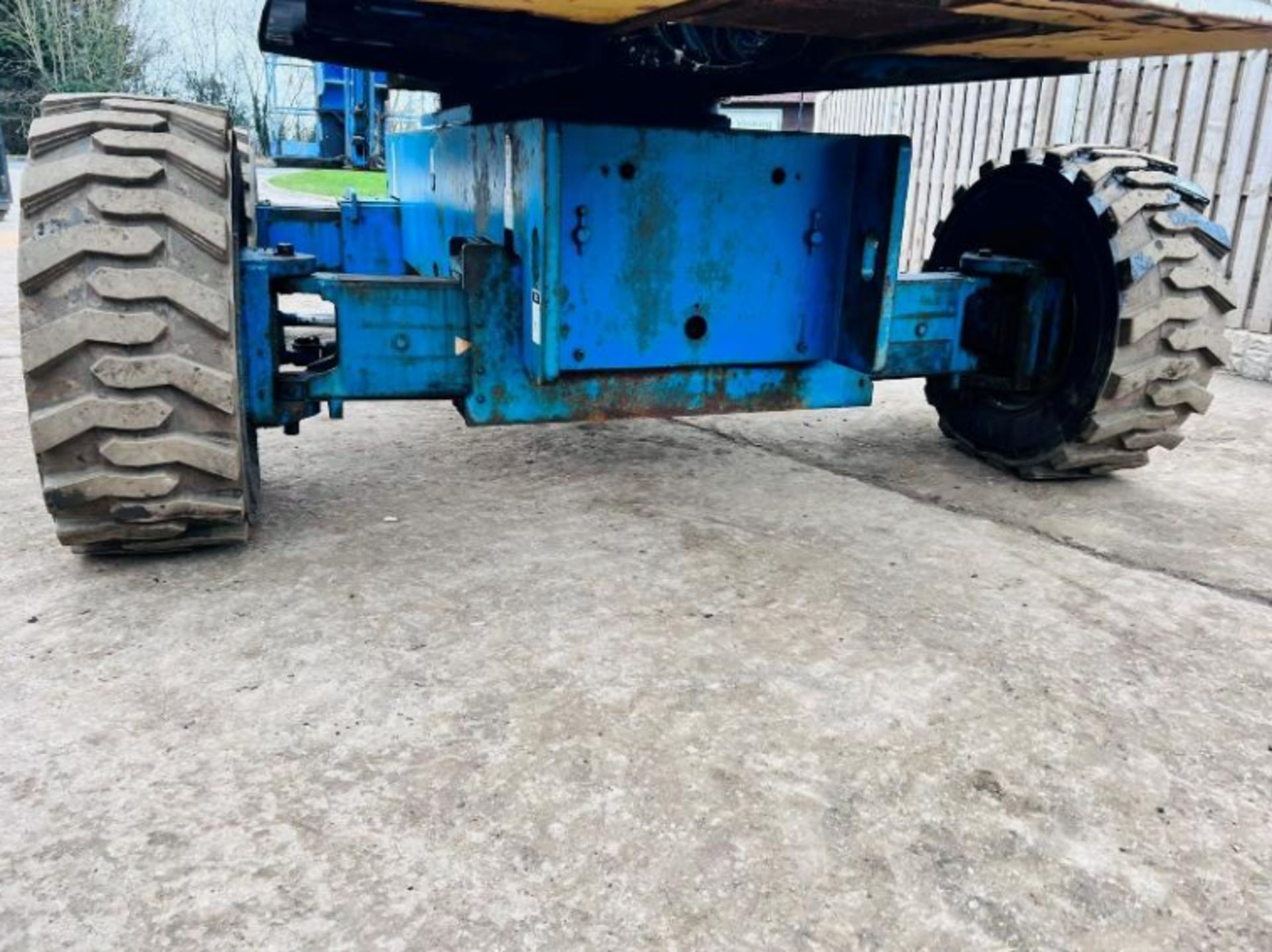 GENIE S85 AIREL PLATFORM * 85 FT WORKING HEIGHT * C/W HYDRAULIC PUSH OUT AXLES - Image 13 of 17