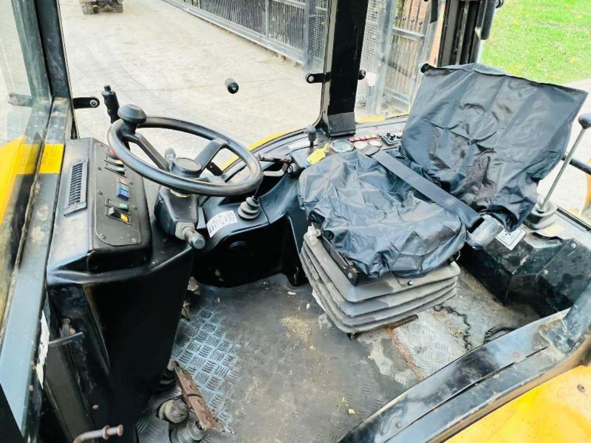 LEWIS BADGER BACKHOE LOADER * YEAR 2006 * C/W THREE IN ONE BUCKET - Image 11 of 15