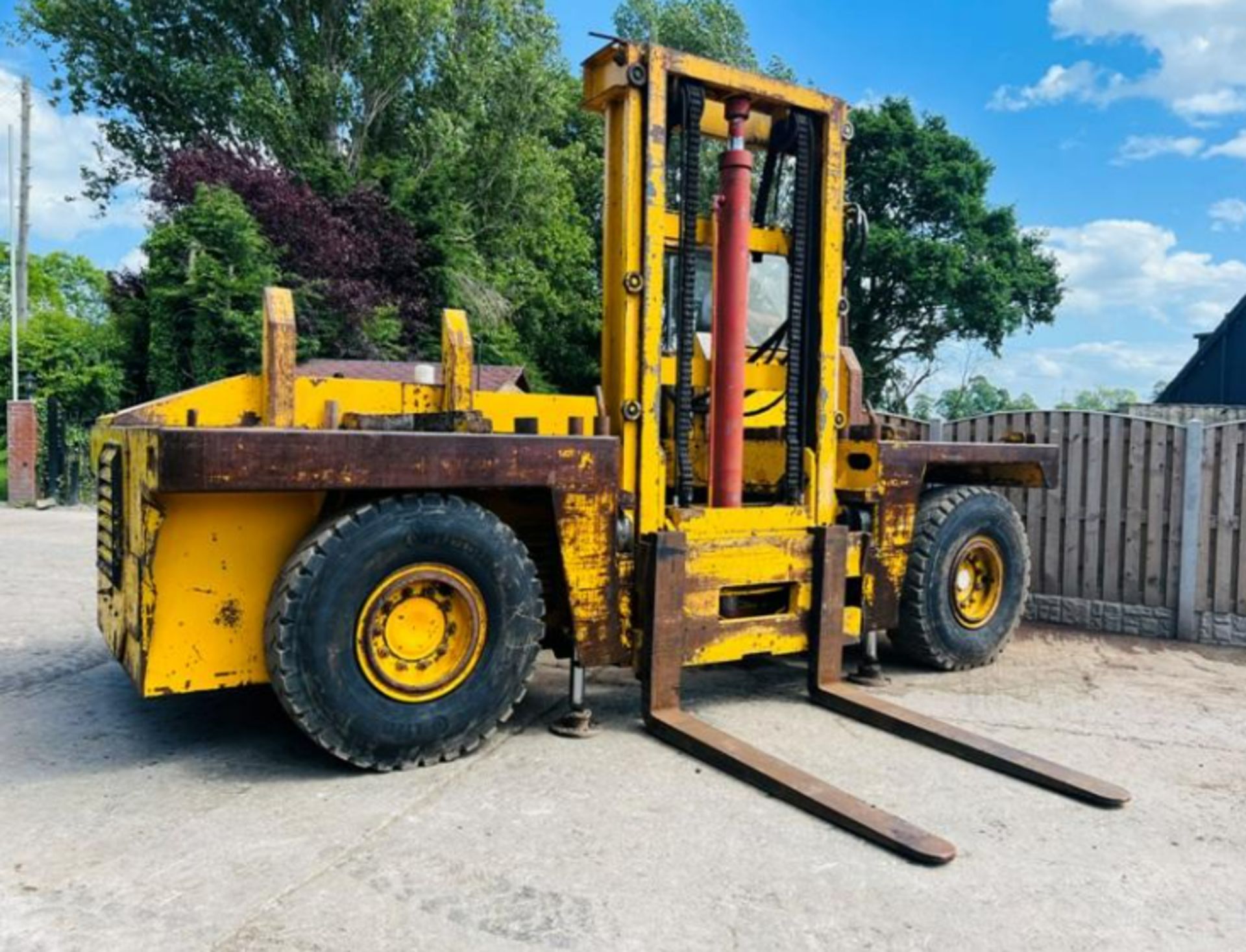 SSP SIDE LOAD DIESEL FORKLIFT C/W 2 X HYDRAULIC SUPPORT LEGS - Image 5 of 17