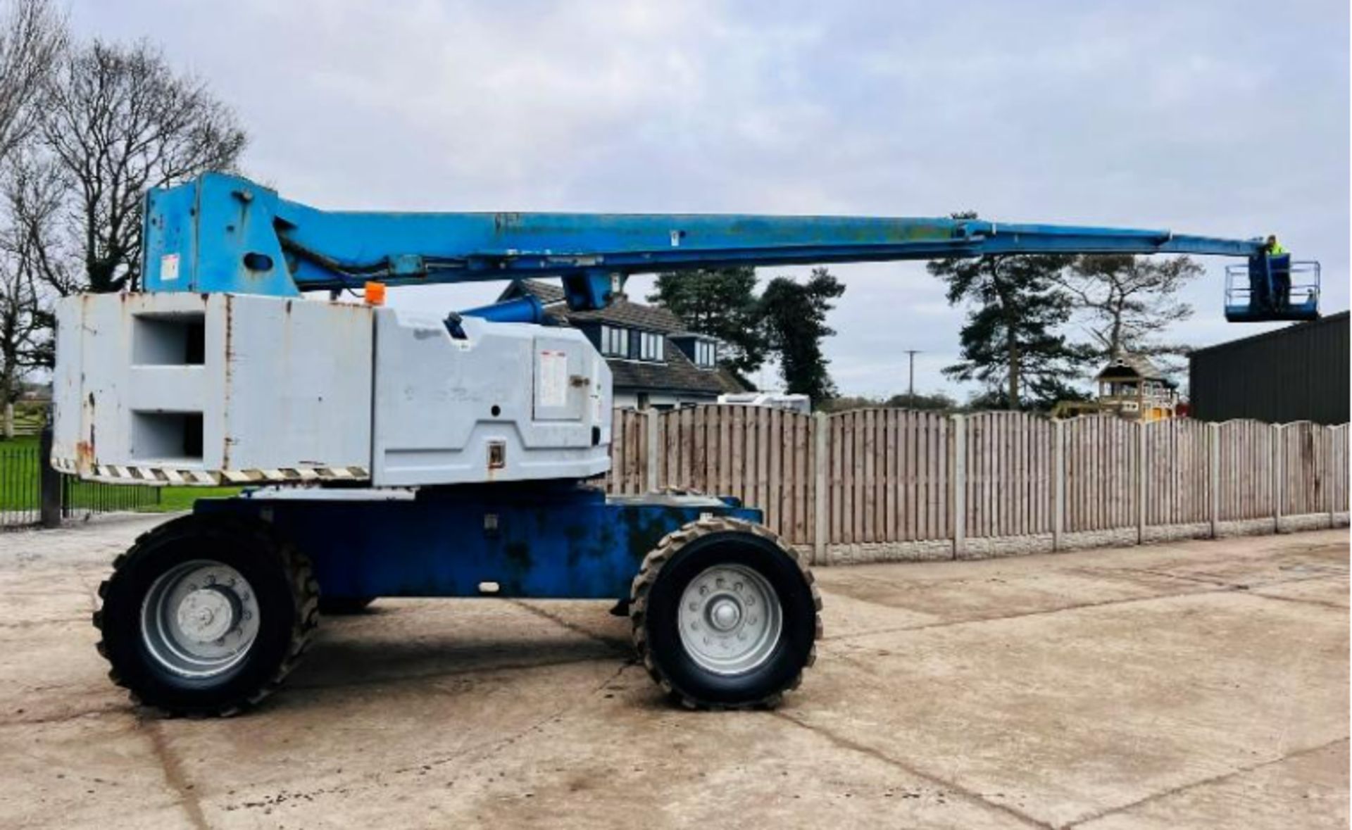 GENIE S85 AIREL PLATFORM * 85 FT WORKING HEIGHT * C/W HYDRAULIC PUSH OUT AXLES - Image 9 of 17