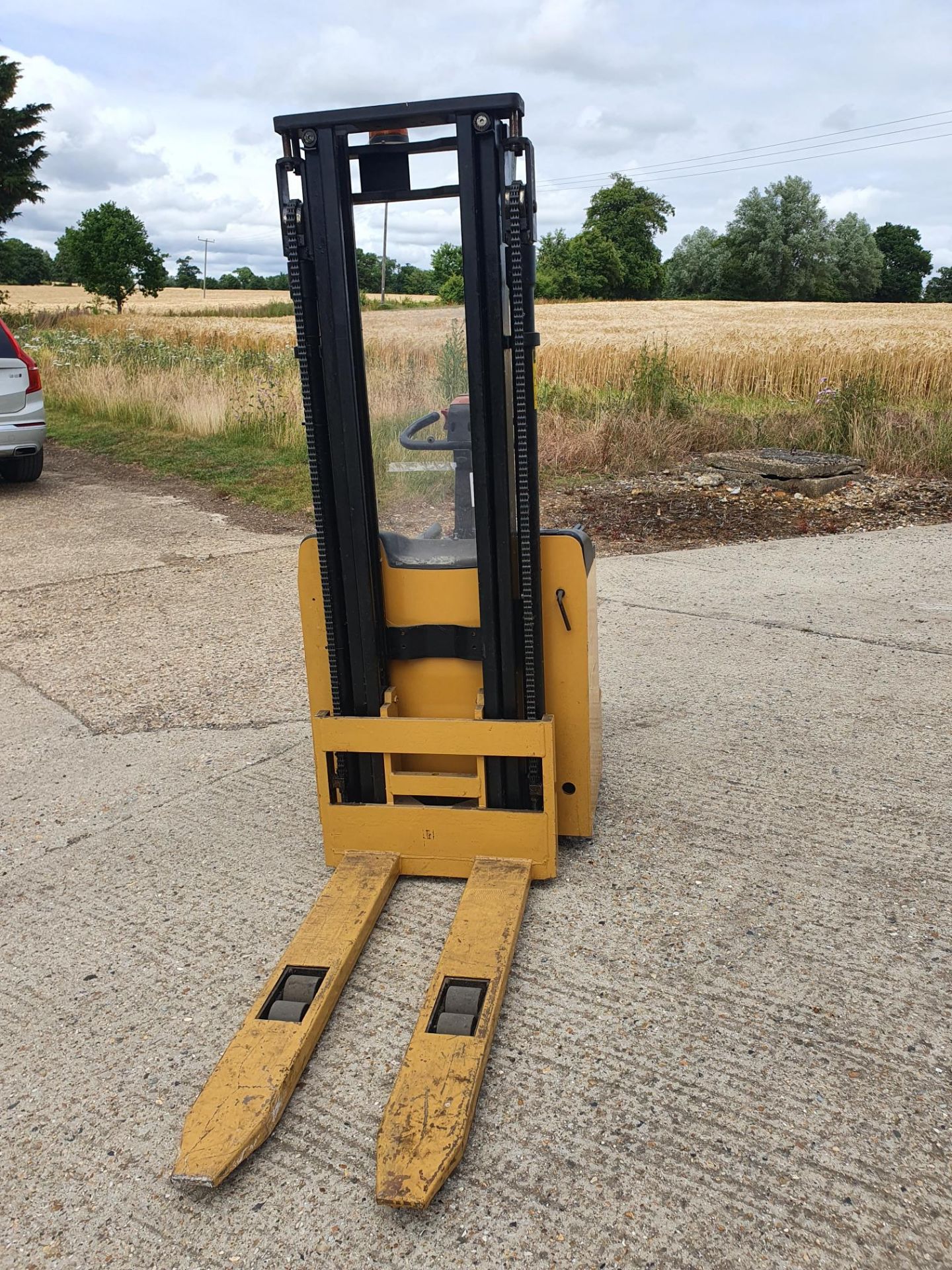 CATERPILLER ELECTRIC STACKER TRUCK - Image 11 of 12