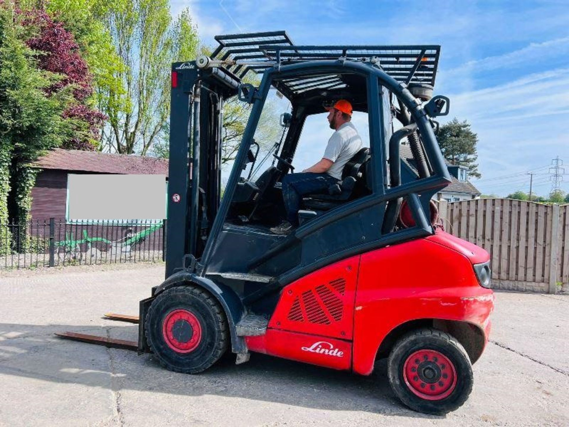 LINDE H50T HIGH CABIN FORKLIFT * YEAR 2010 * C/W PALLET TINES - Image 11 of 19