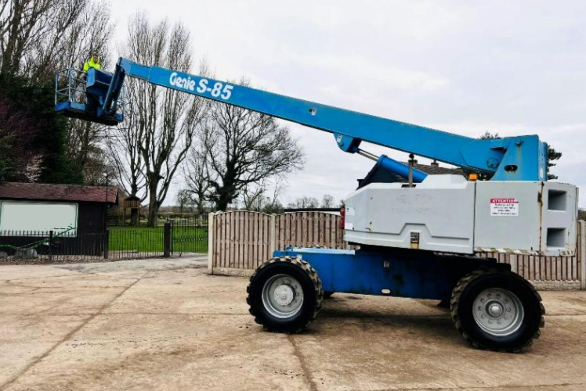 GENIE S85 AIREL PLATFORM * 85 FT WORKING HEIGHT * C/W HYDRAULIC PUSH OUT AXLES - Image 4 of 17