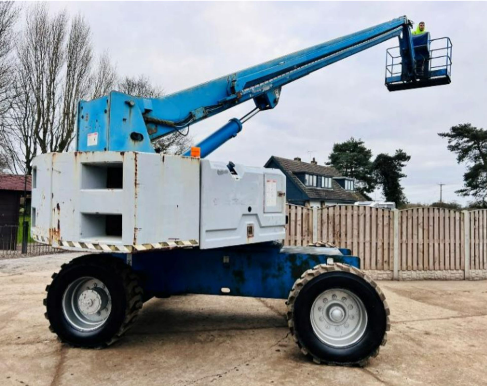 GENIE S85 AIREL PLATFORM * 85 FT WORKING HEIGHT * C/W HYDRAULIC PUSH OUT AXLES - Image 12 of 17