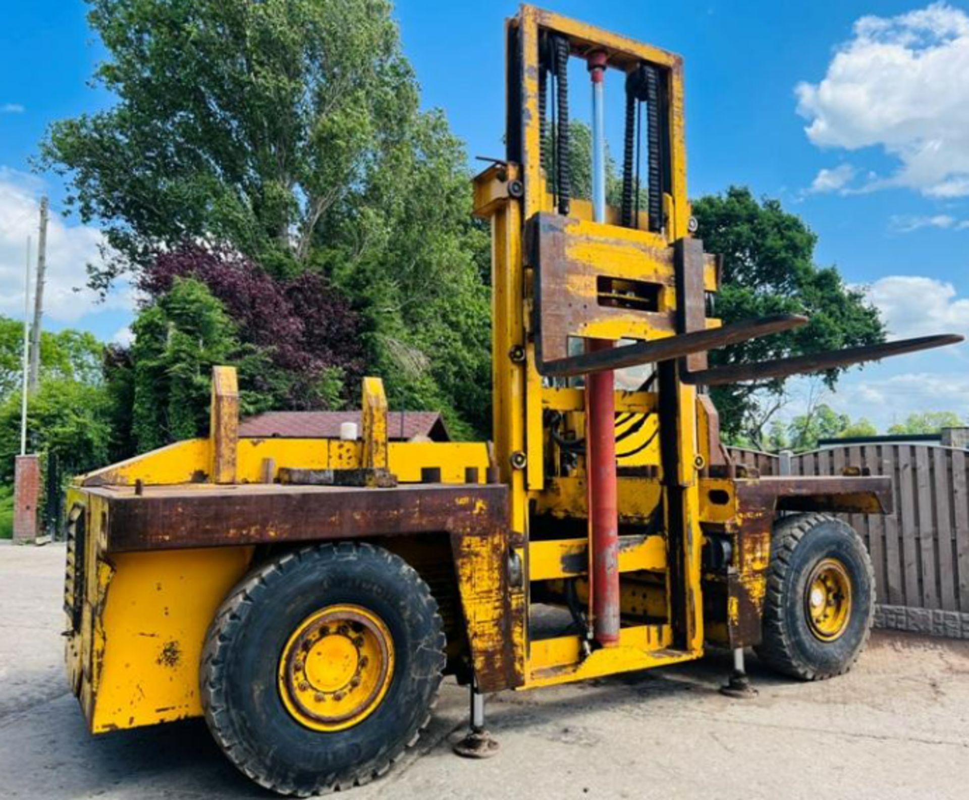 SSP SIDE LOAD DIESEL FORKLIFT C/W 2 X HYDRAULIC SUPPORT LEGS - Image 7 of 17